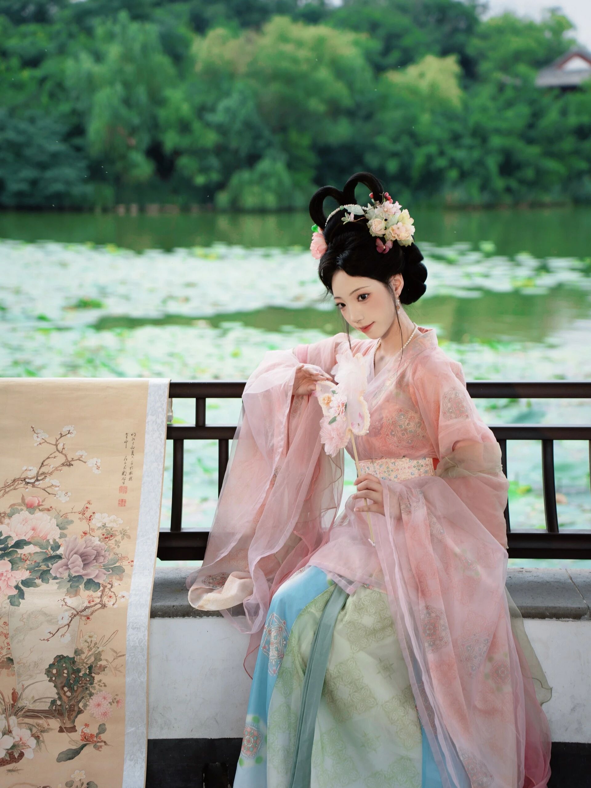 荷风仙影:白衣汉服立莲塘,一池夏荷映仙姿