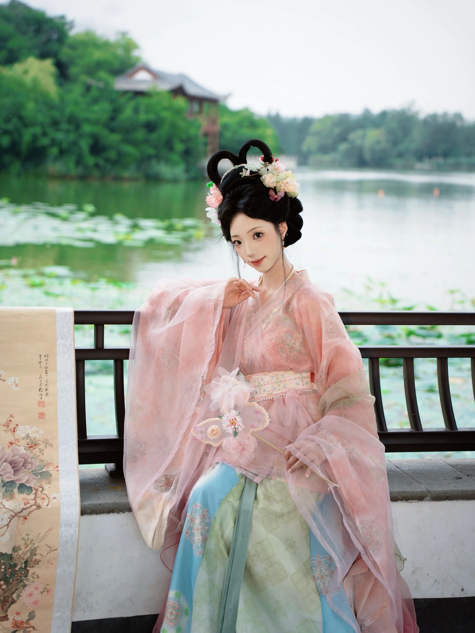 荷风仙影:白衣汉服立莲塘,一池夏荷映仙姿
