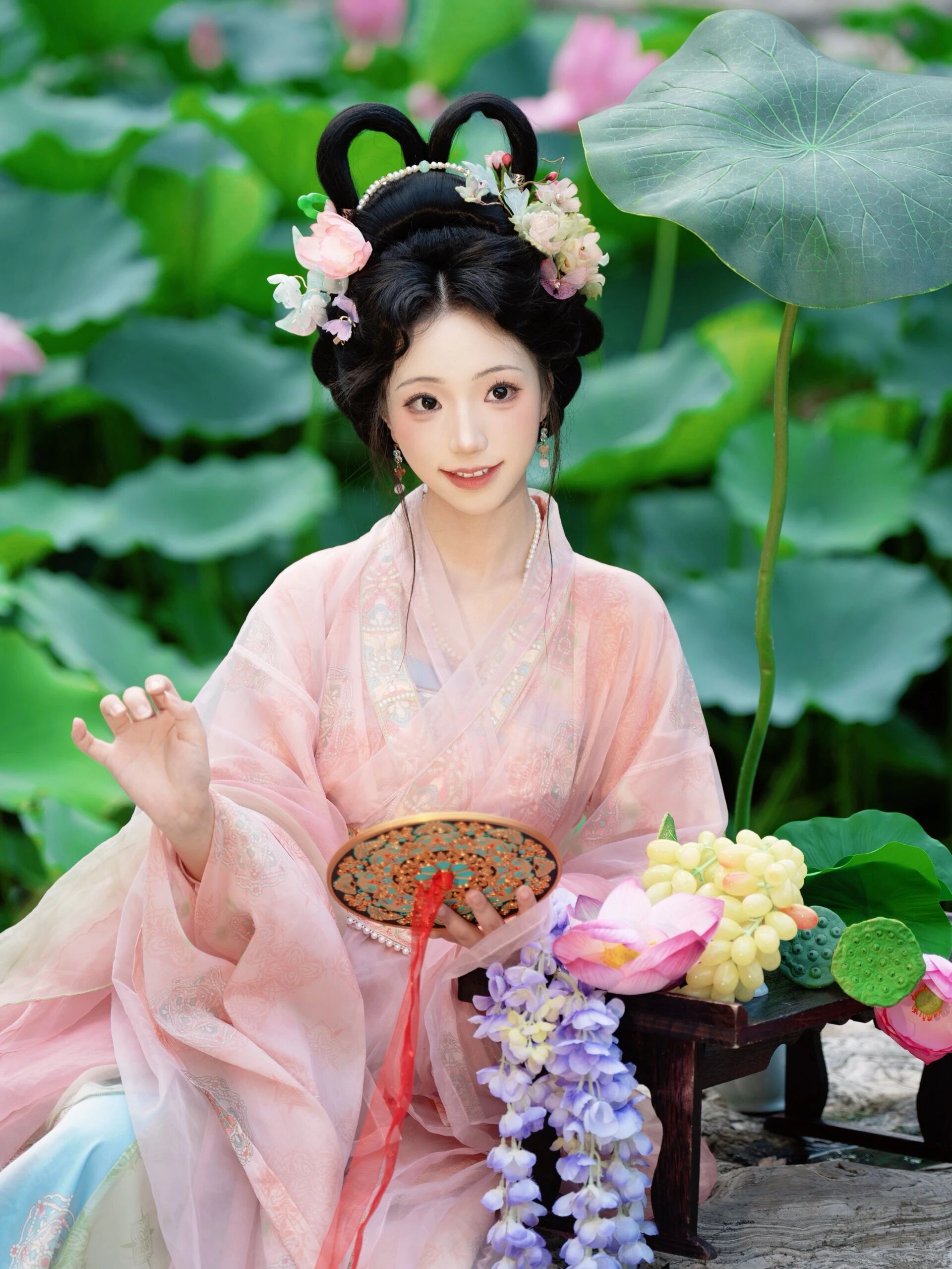 荷风仙影:白衣汉服立莲塘,一池夏荷映仙姿