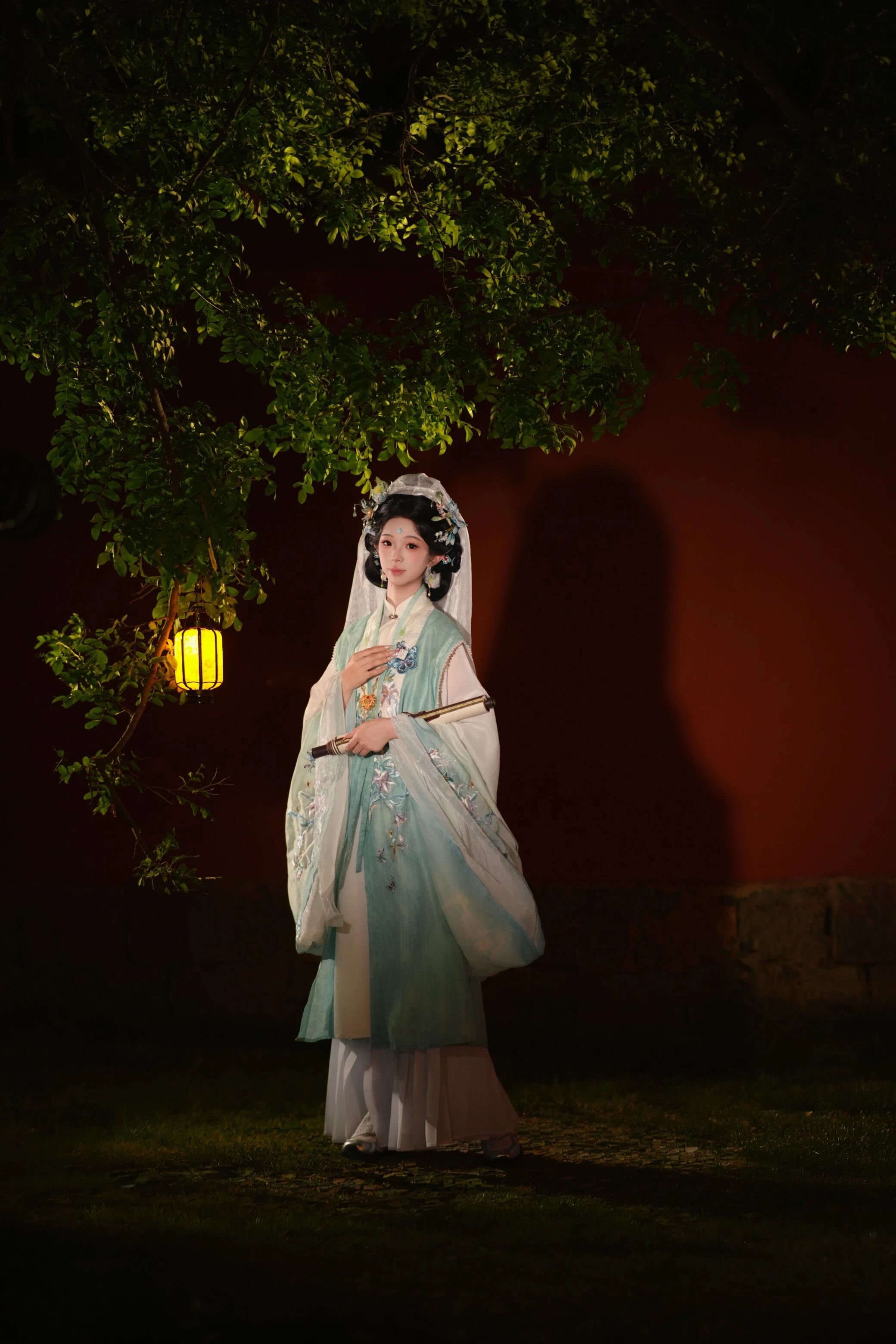 【汉服写真】妙玉临风:素玉垂纱,一袭缟素写尽孤洁