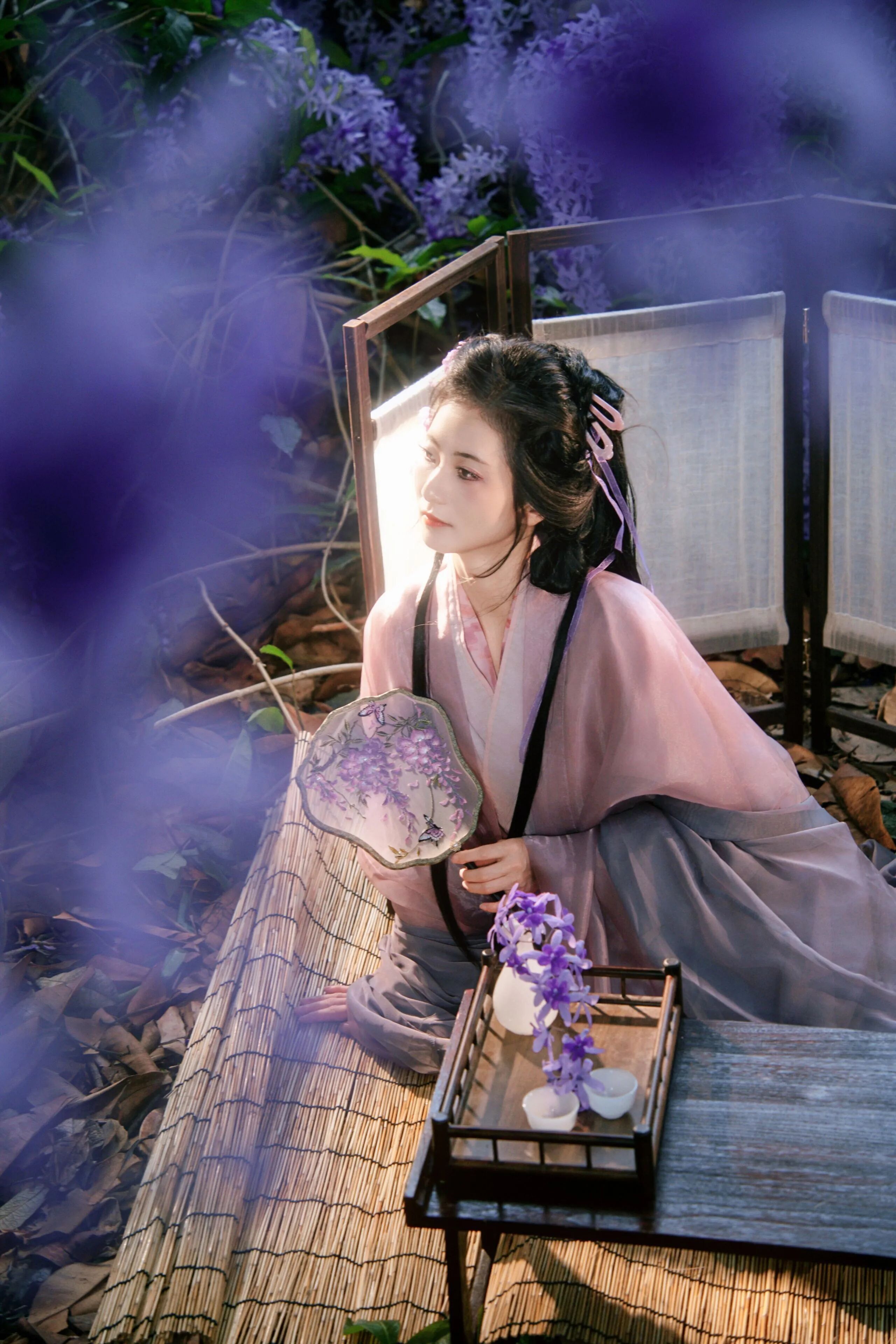 【汉服写真】月下折花不问归期:晚风是旧信,紫花漫野映衣冠