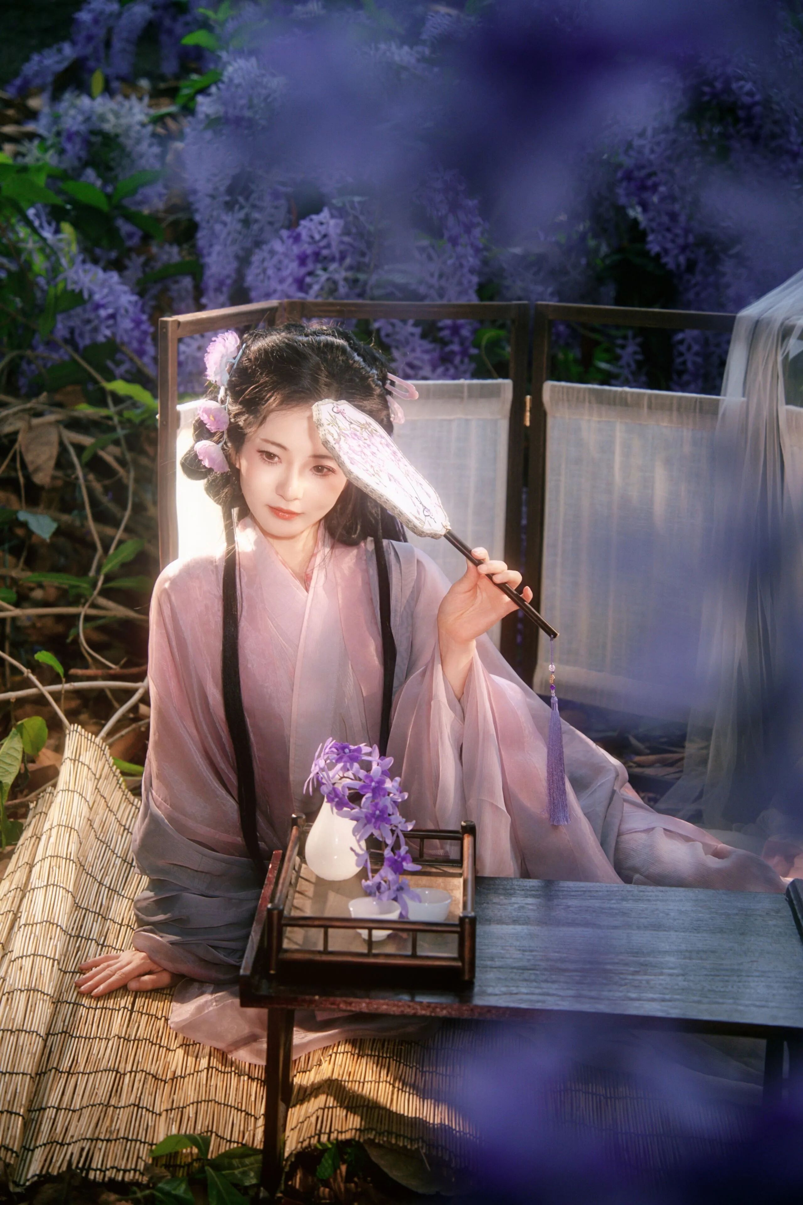 【汉服写真】月下折花不问归期:晚风是旧信,紫花漫野映衣冠