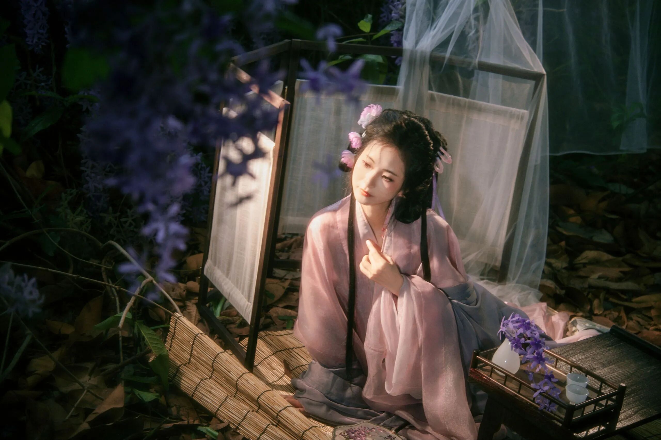 【汉服写真】月下折花不问归期:晚风是旧信,紫花漫野映衣冠