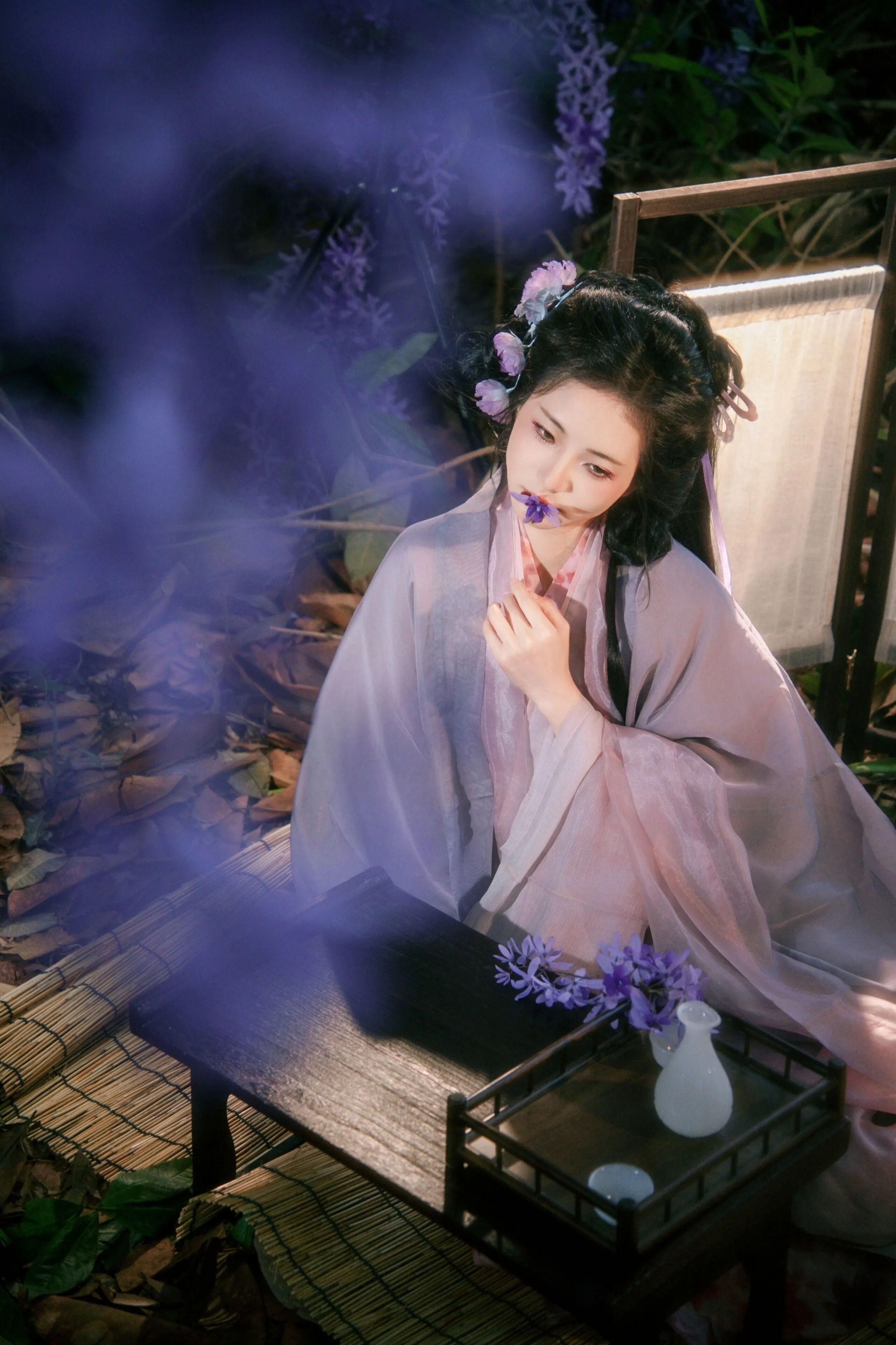 【汉服写真】月下折花不问归期:晚风是旧信,紫花漫野映衣冠