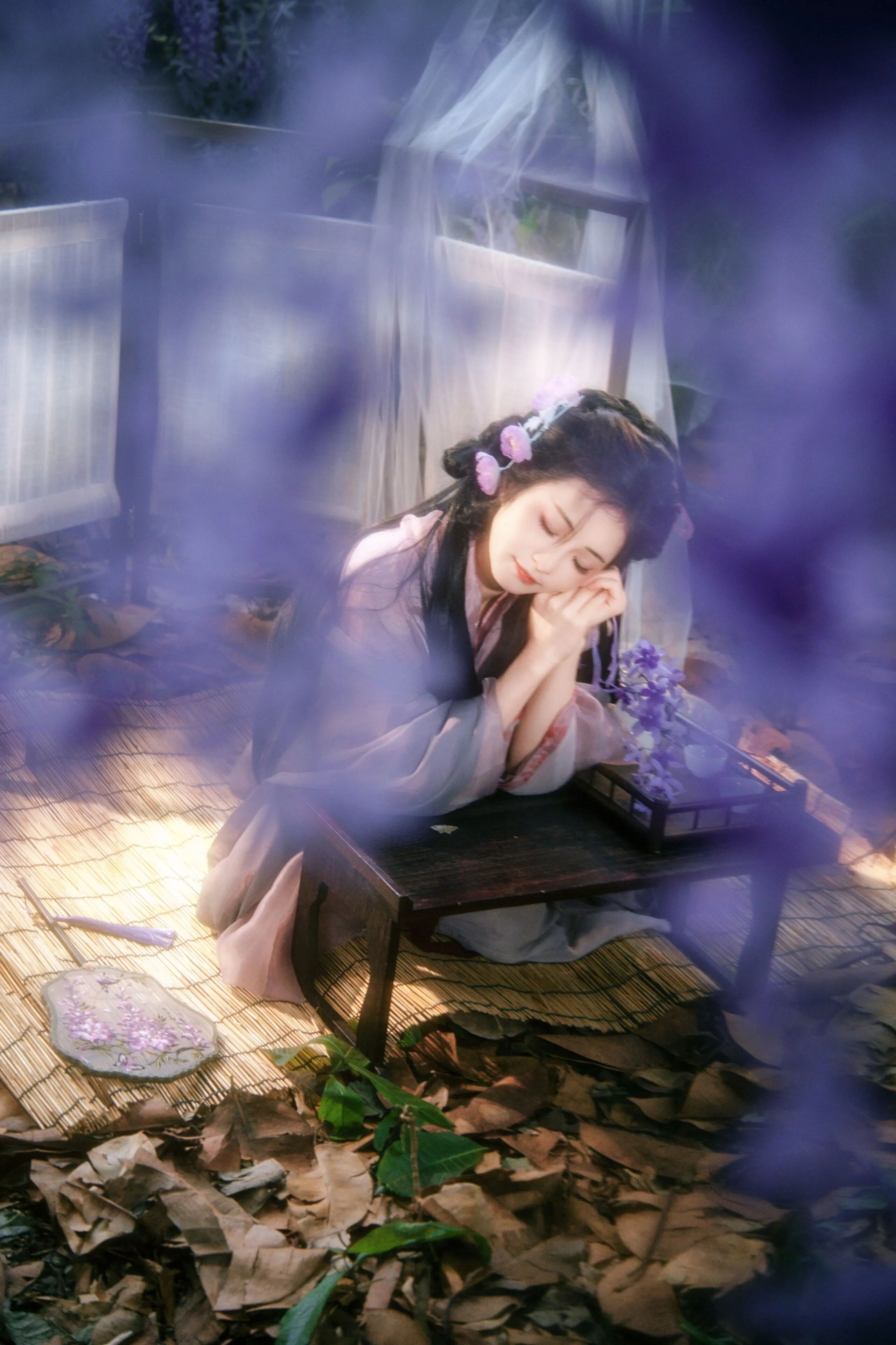 【汉服写真】月下折花不问归期:晚风是旧信,紫花漫野映衣冠