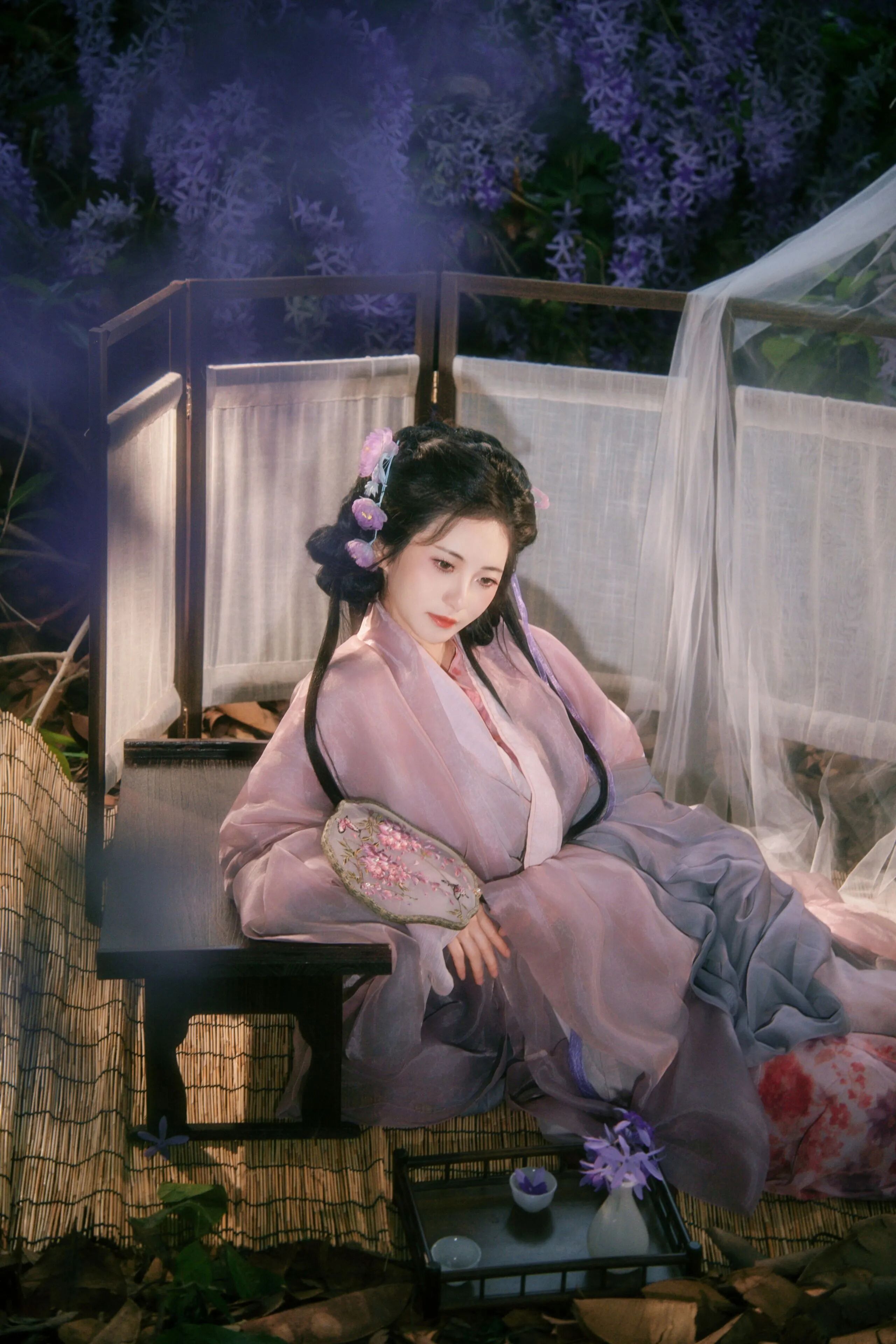 【汉服写真】月下折花不问归期:晚风是旧信,紫花漫野映衣冠