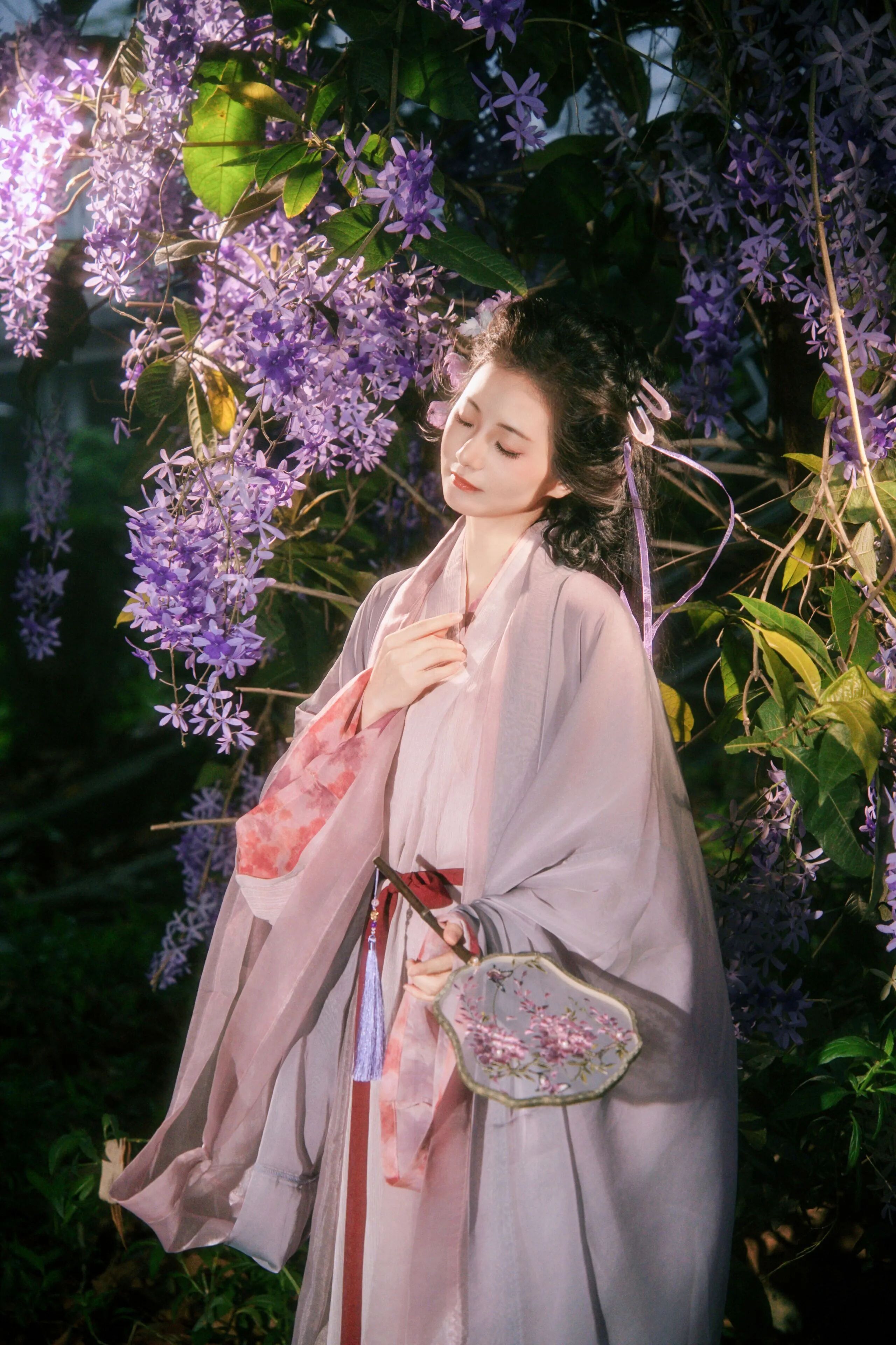 【汉服写真】月下折花不问归期:晚风是旧信,紫花漫野映衣冠
