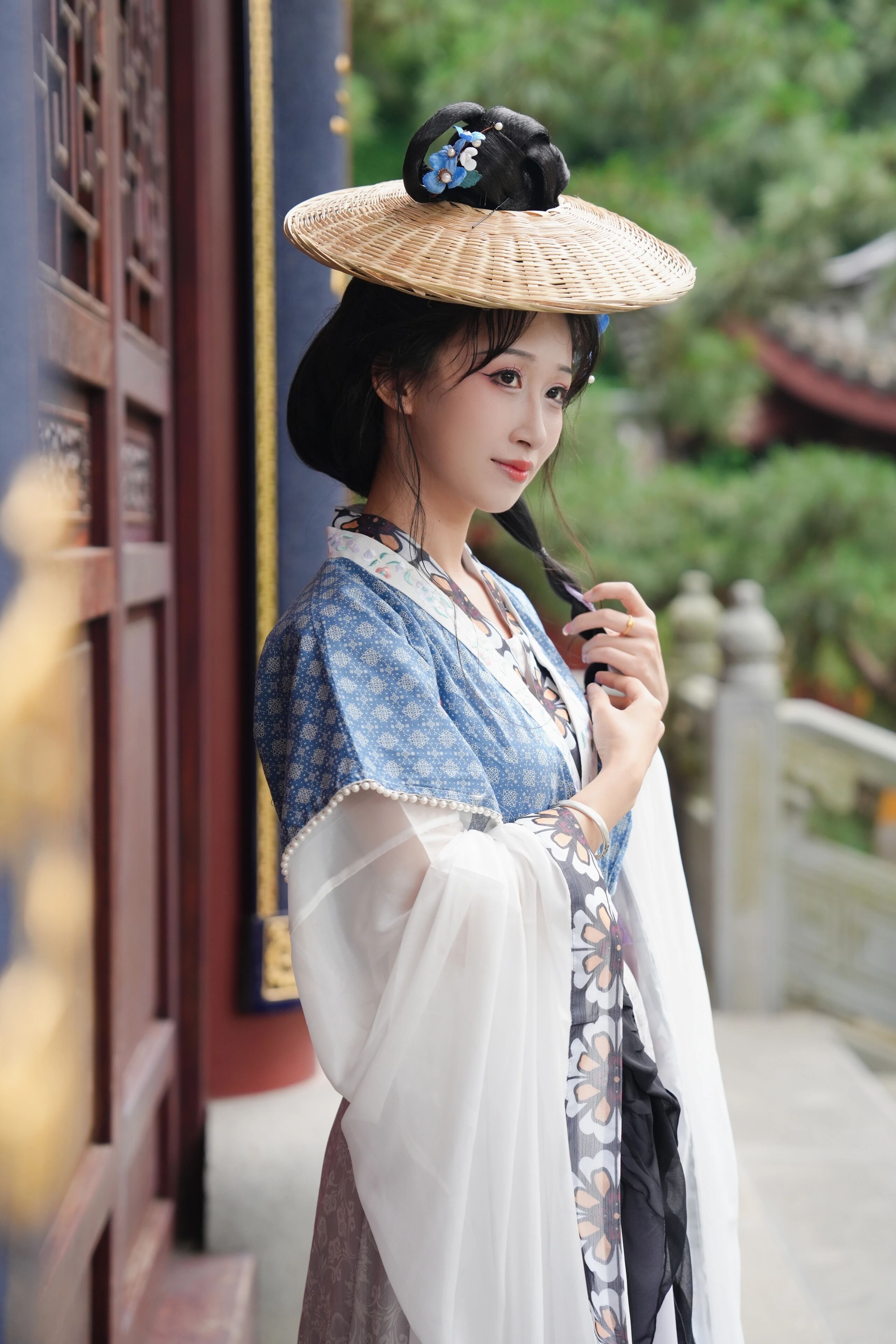 【汉服写真】夏日山中:松风拂袖绿荫浓,一袭轻衫入翠微