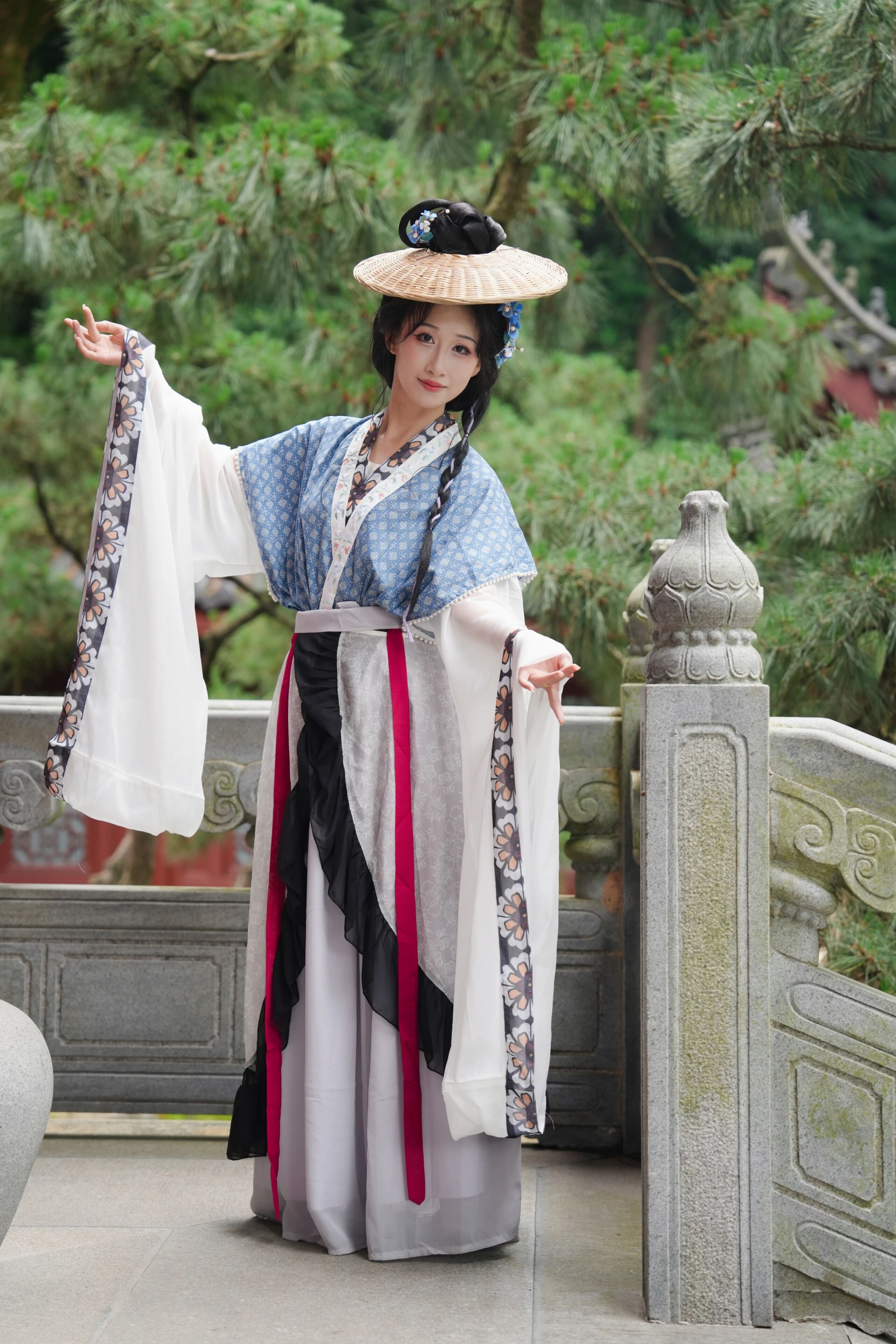 【汉服写真】夏日山中:松风拂袖绿荫浓,一袭轻衫入翠微