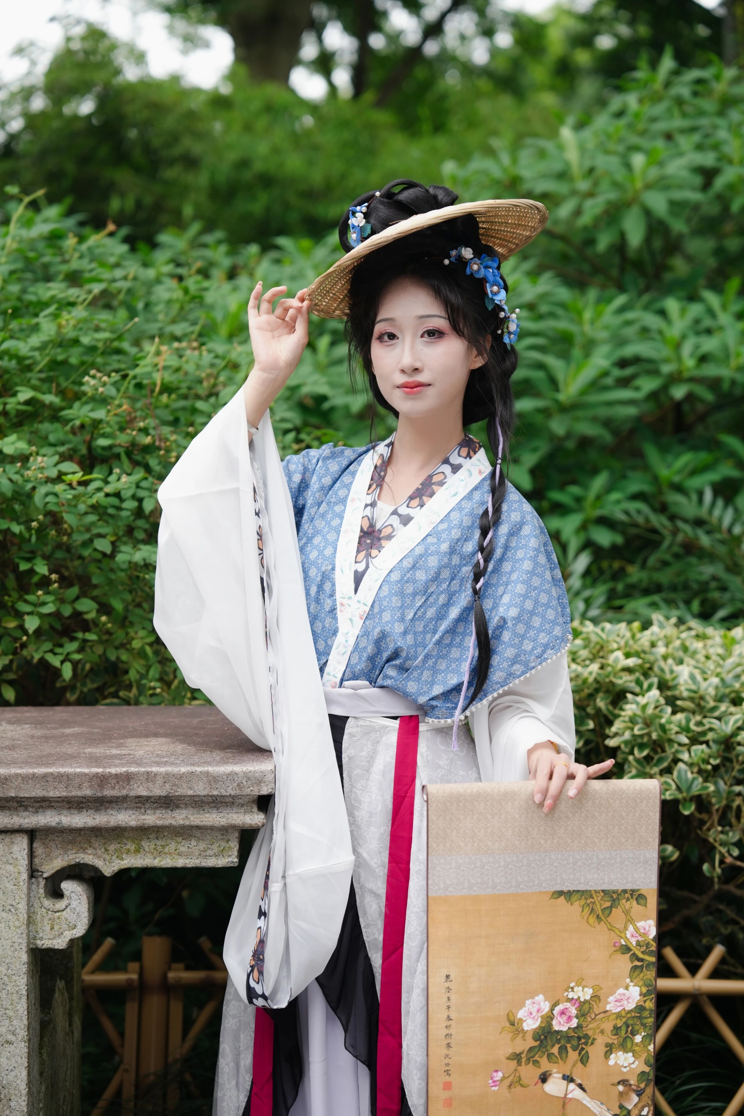 【汉服写真】夏日山中:松风拂袖绿荫浓,一袭轻衫入翠微