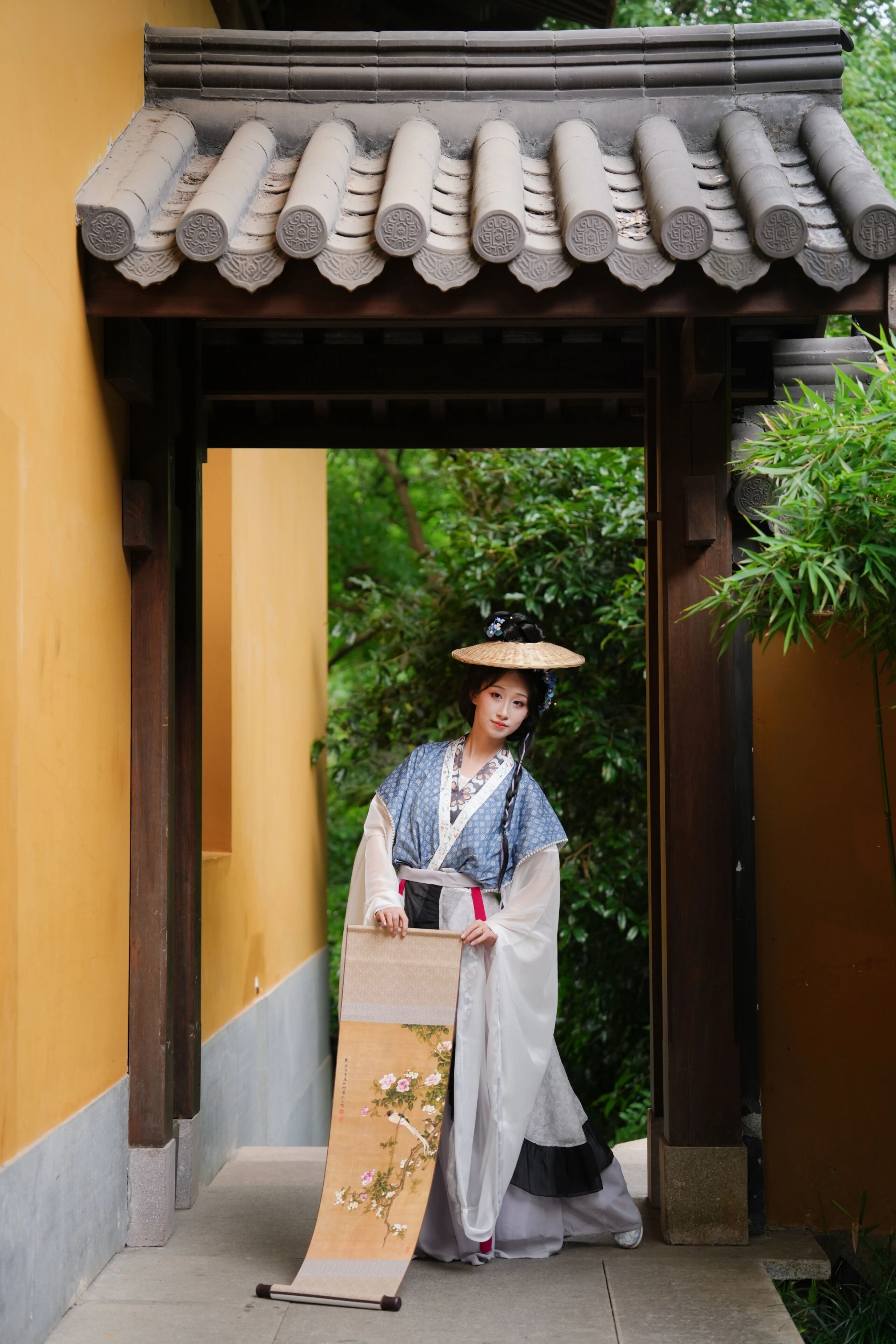 【汉服写真】夏日山中:松风拂袖绿荫浓,一袭轻衫入翠微
