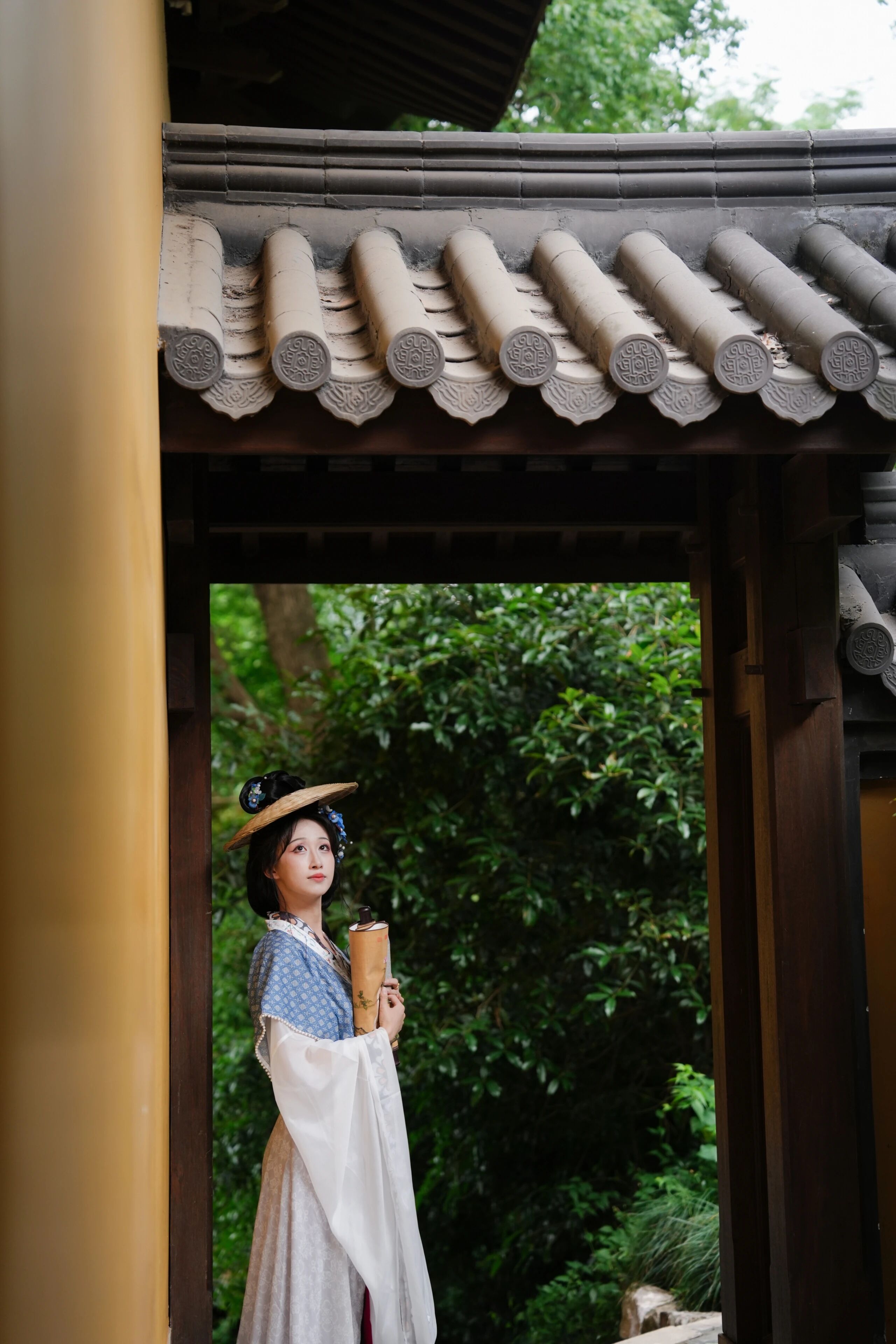【汉服写真】夏日山中:松风拂袖绿荫浓,一袭轻衫入翠微