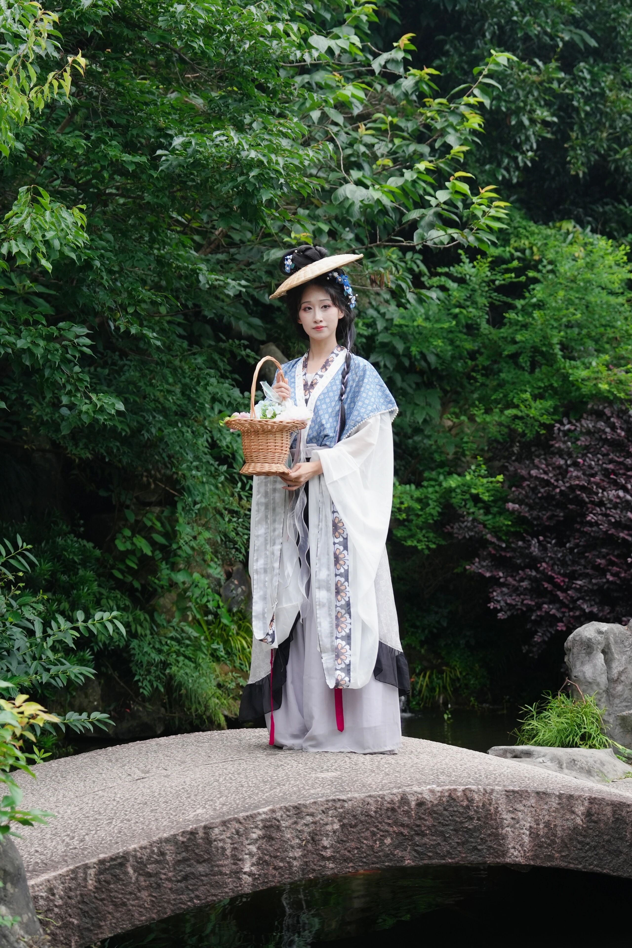 【汉服写真】夏日山中:松风拂袖绿荫浓,一袭轻衫入翠微
