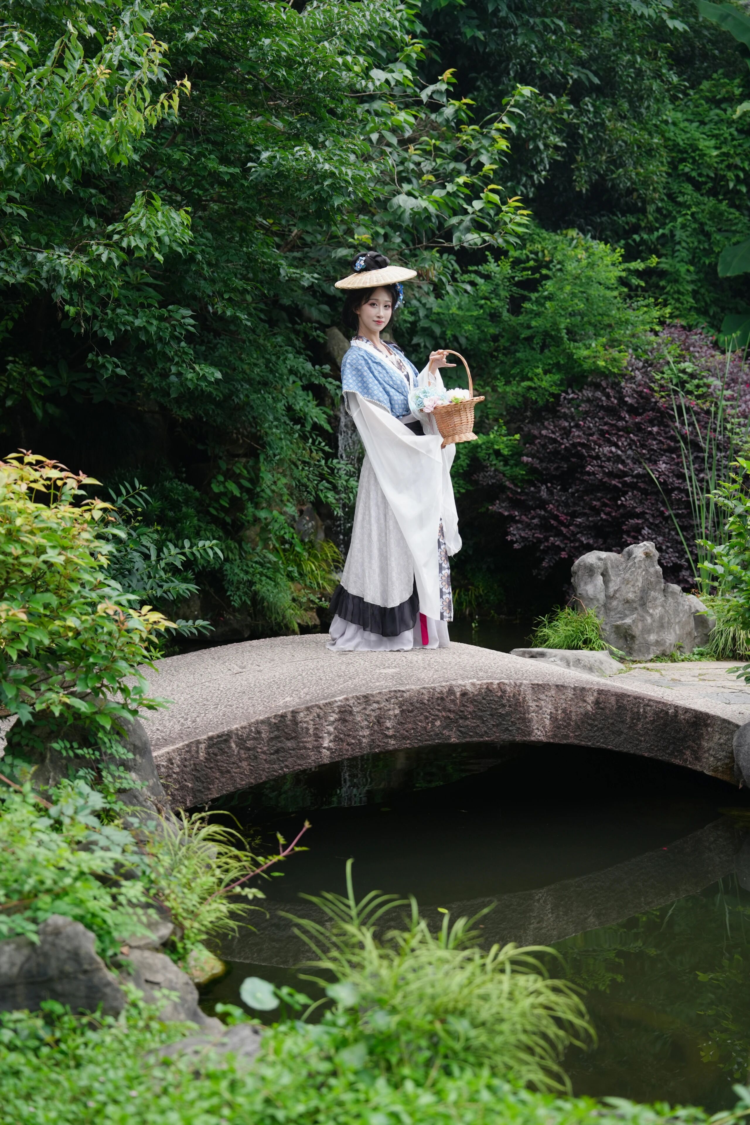 【汉服写真】夏日山中:松风拂袖绿荫浓,一袭轻衫入翠微