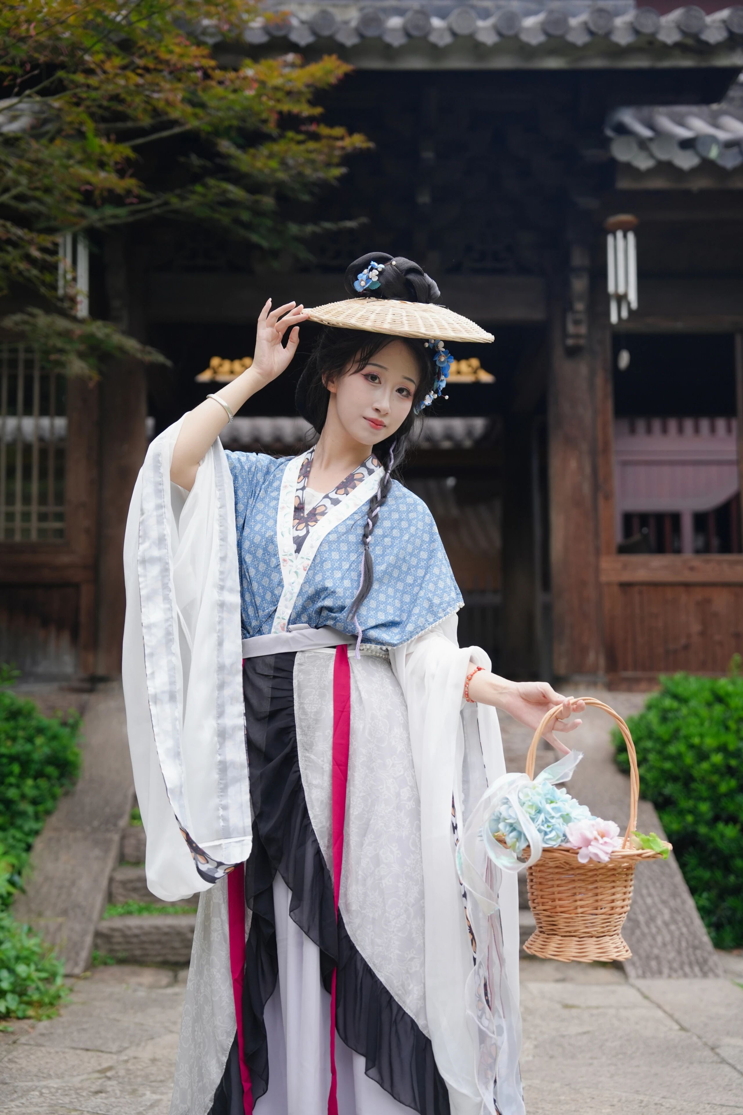 【汉服写真】夏日山中:松风拂袖绿荫浓,一袭轻衫入翠微