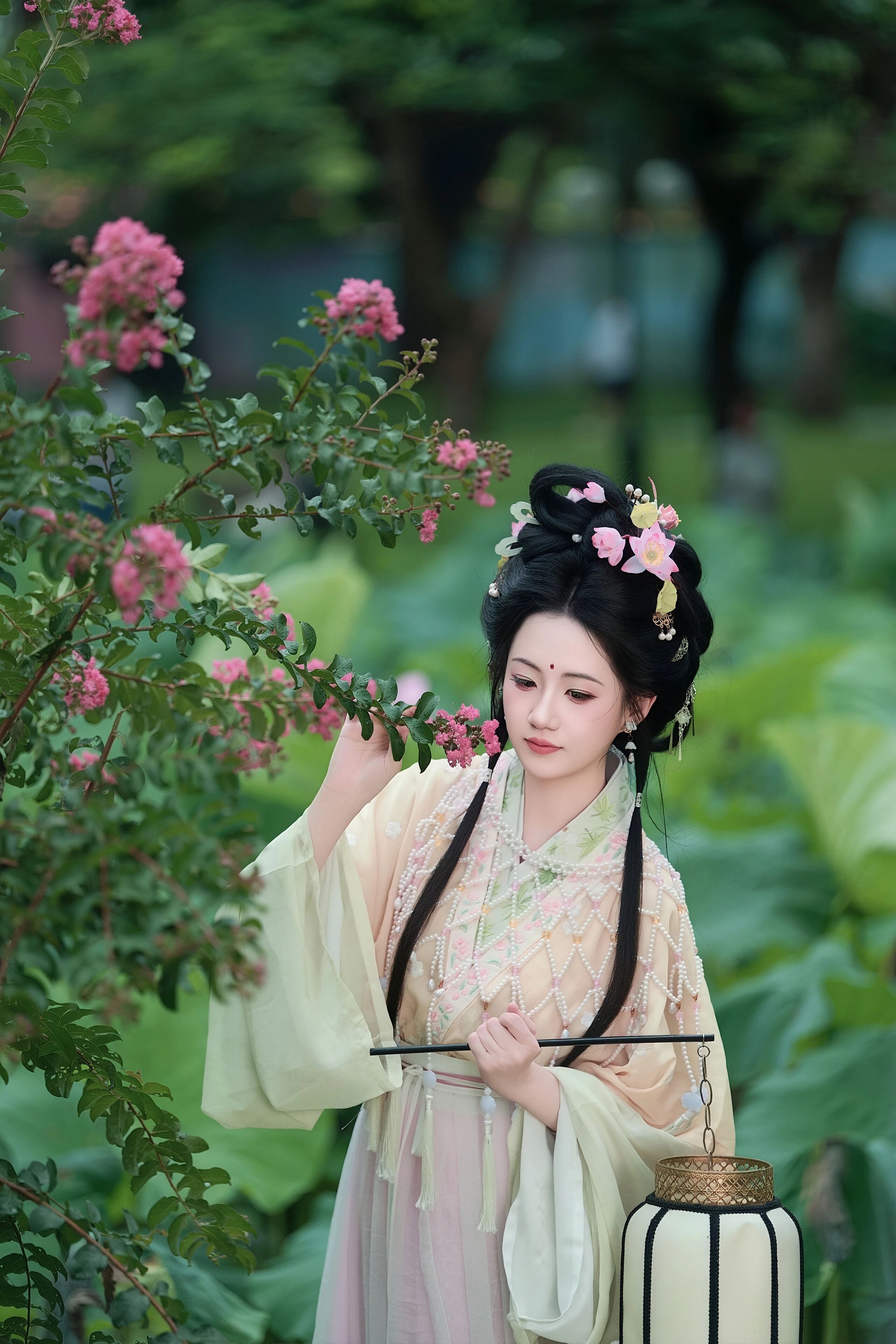 【汉服写真】荷为裳风作佩:一步一摇皆是夏,误入藕花深处