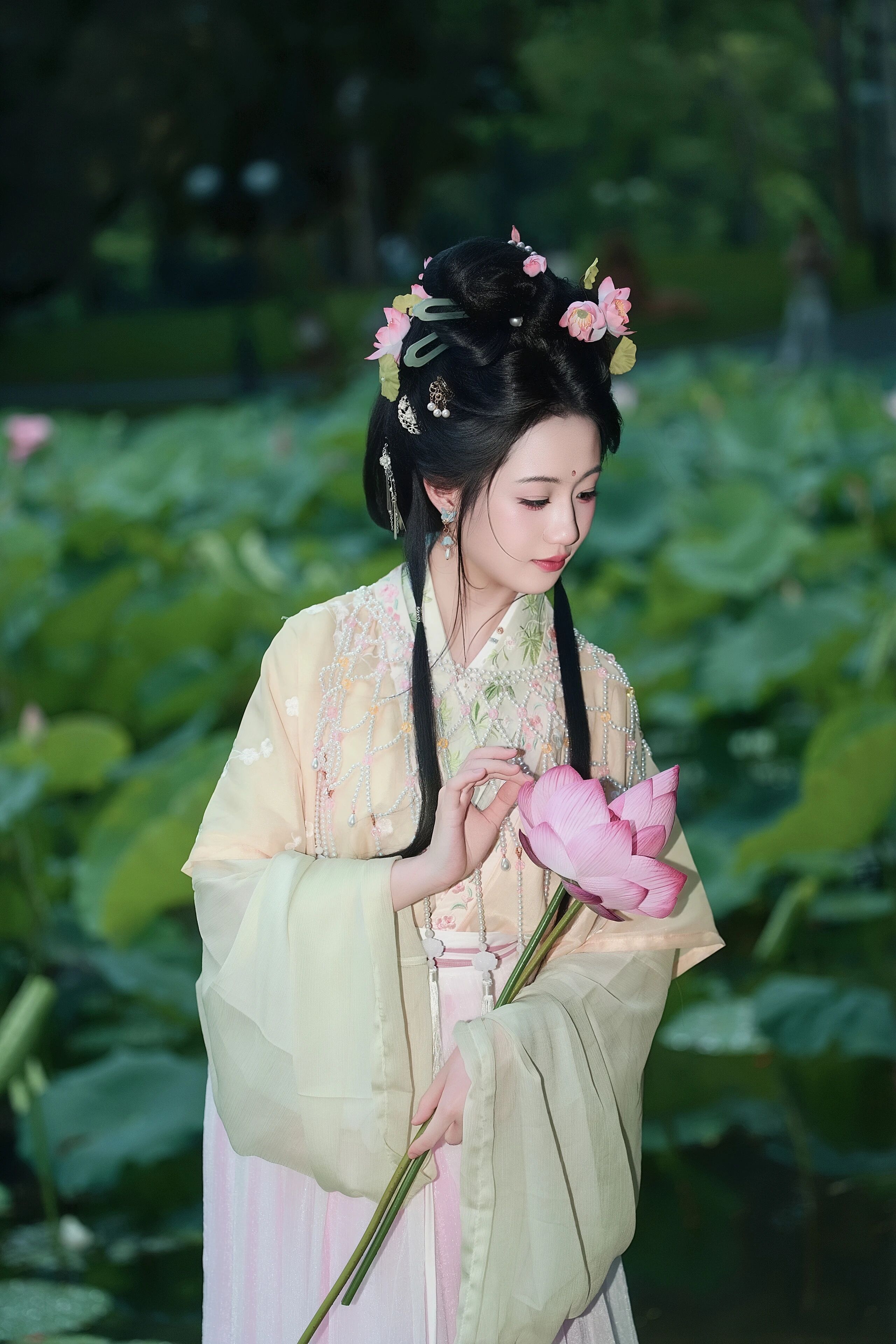 【汉服写真】荷为裳风作佩:一步一摇皆是夏,误入藕花深处