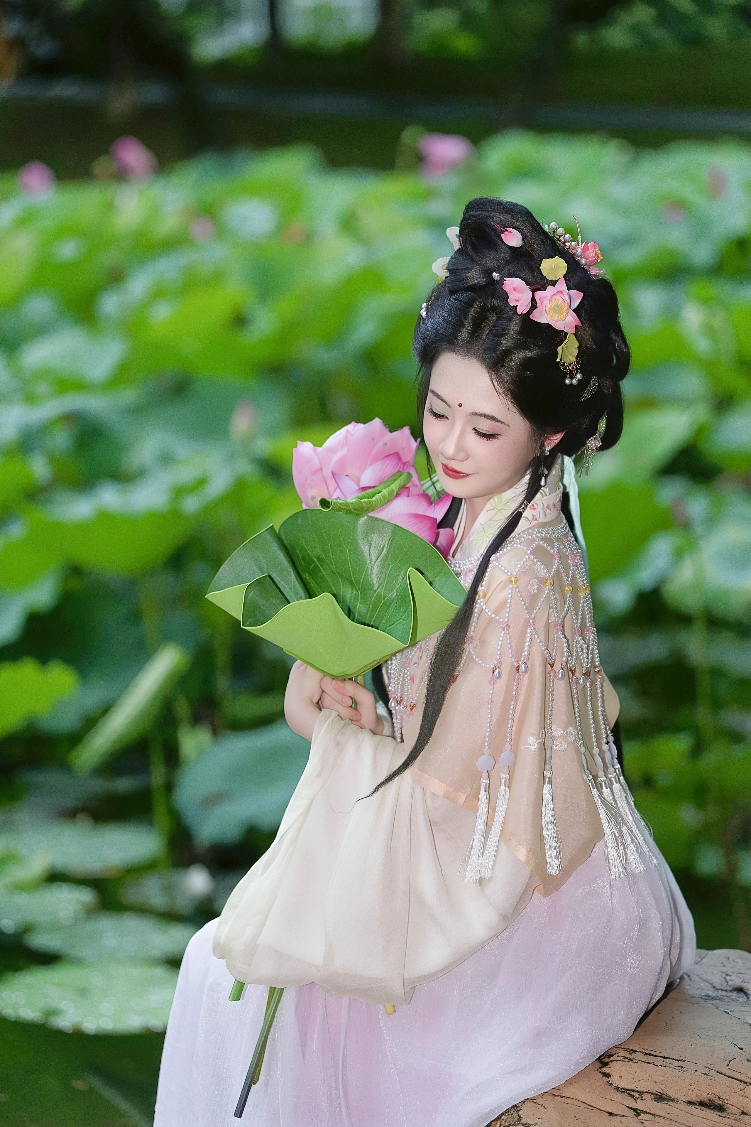 【汉服写真】荷为裳风作佩:一步一摇皆是夏,误入藕花深处