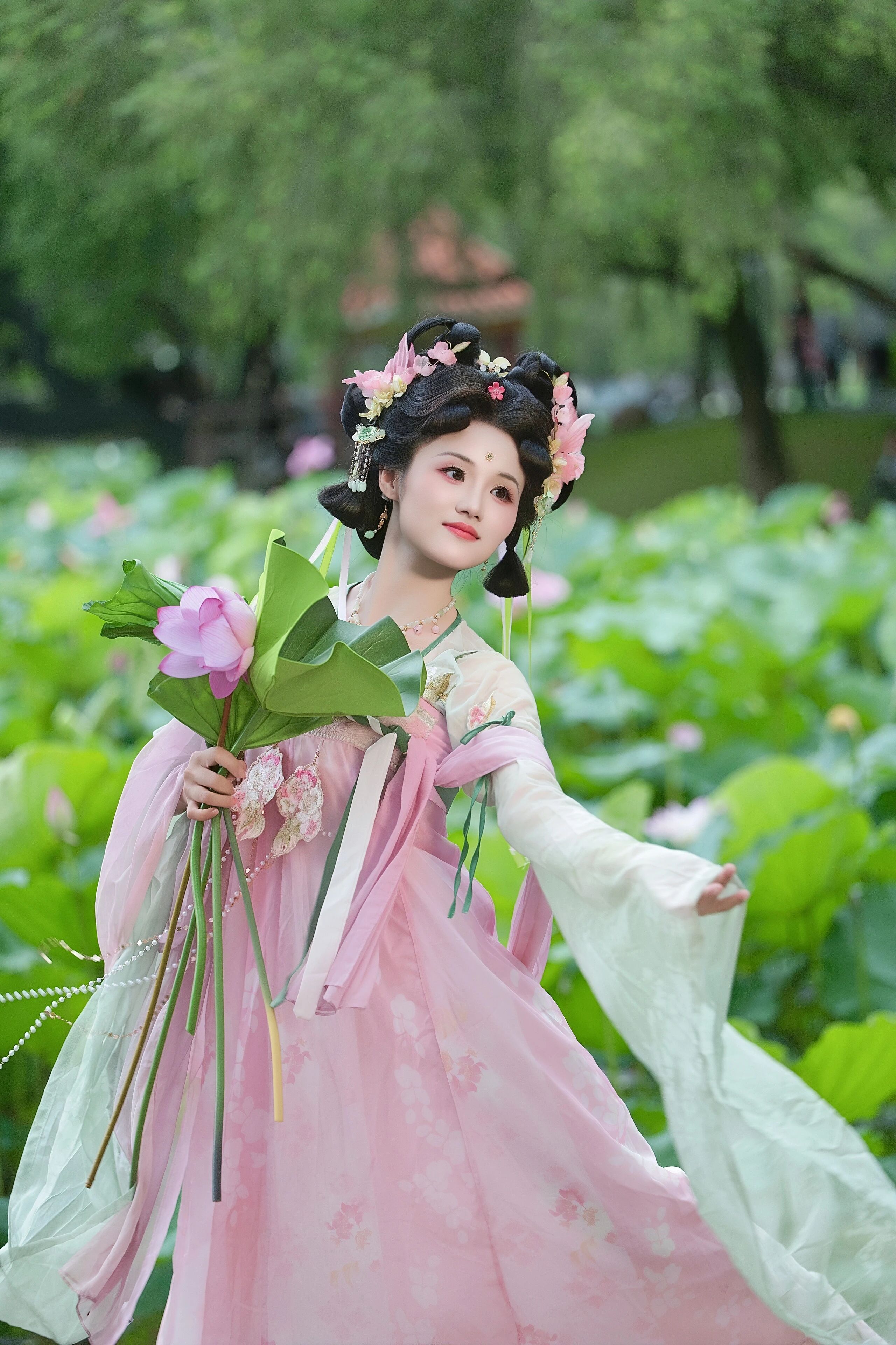 【汉服写真】荷为裳风作佩:一步一摇皆是夏,误入藕花深处