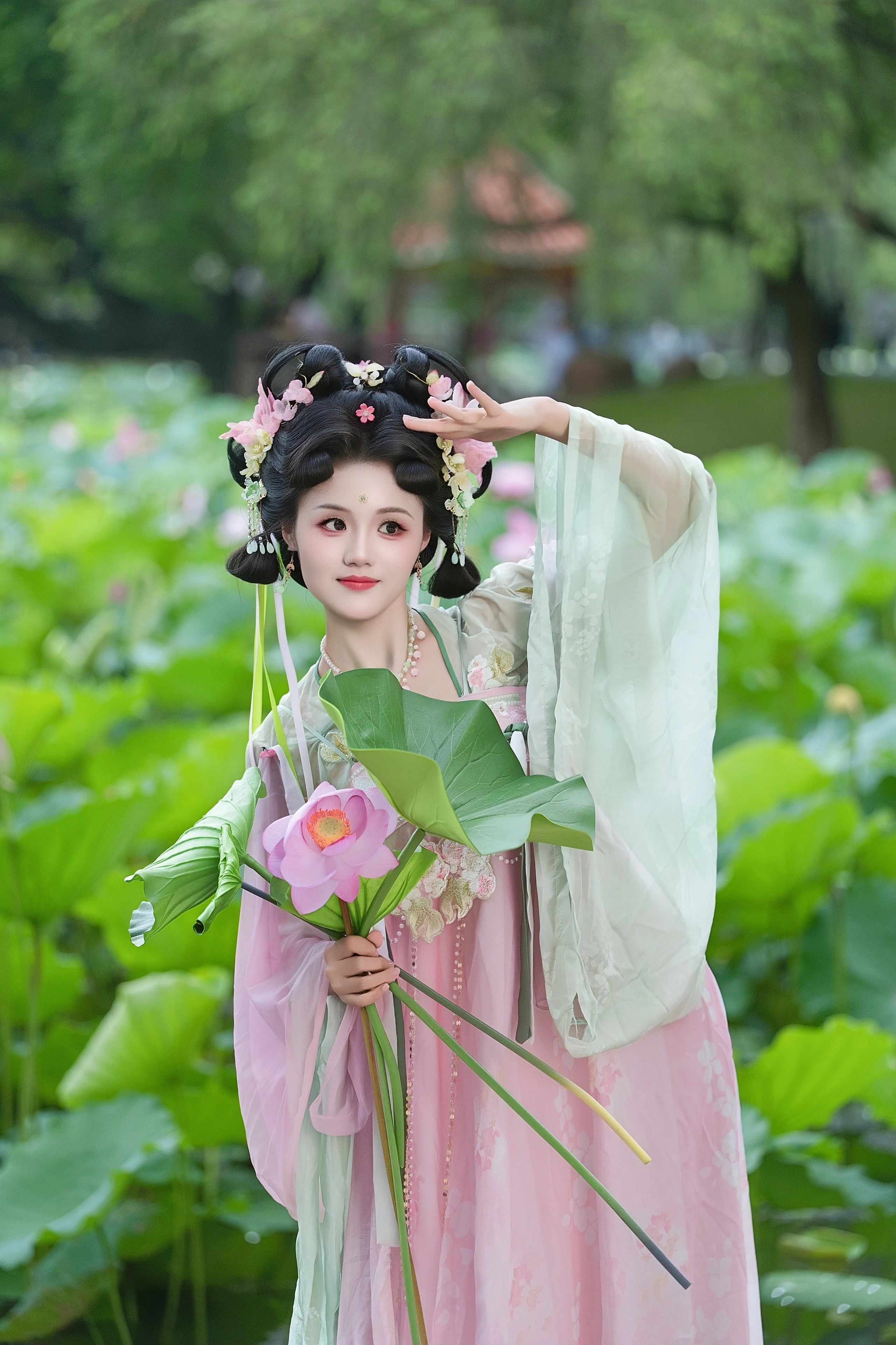 【汉服写真】荷为裳风作佩:一步一摇皆是夏,误入藕花深处