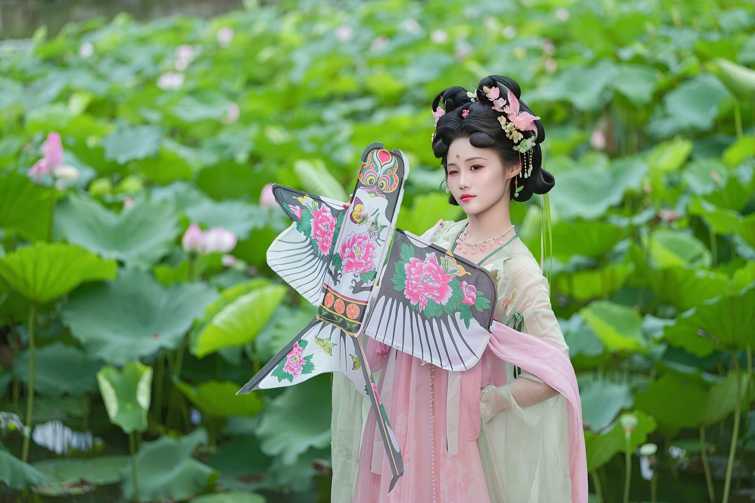 【汉服写真】荷为裳风作佩:一步一摇皆是夏,误入藕花深处