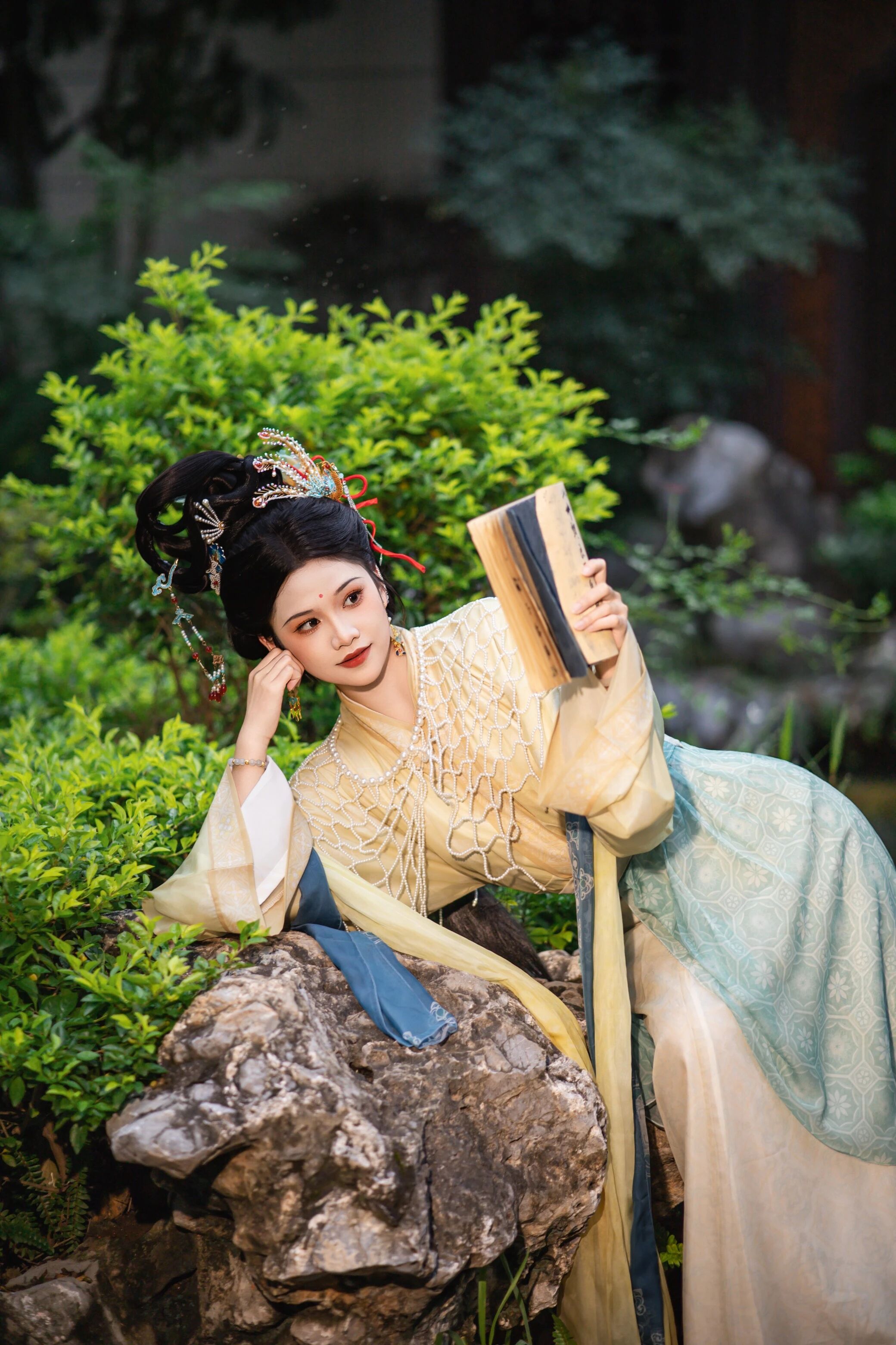 【汉服写真】神仙仕女图:一庭草木半卷清风,偷得浮生半日闲