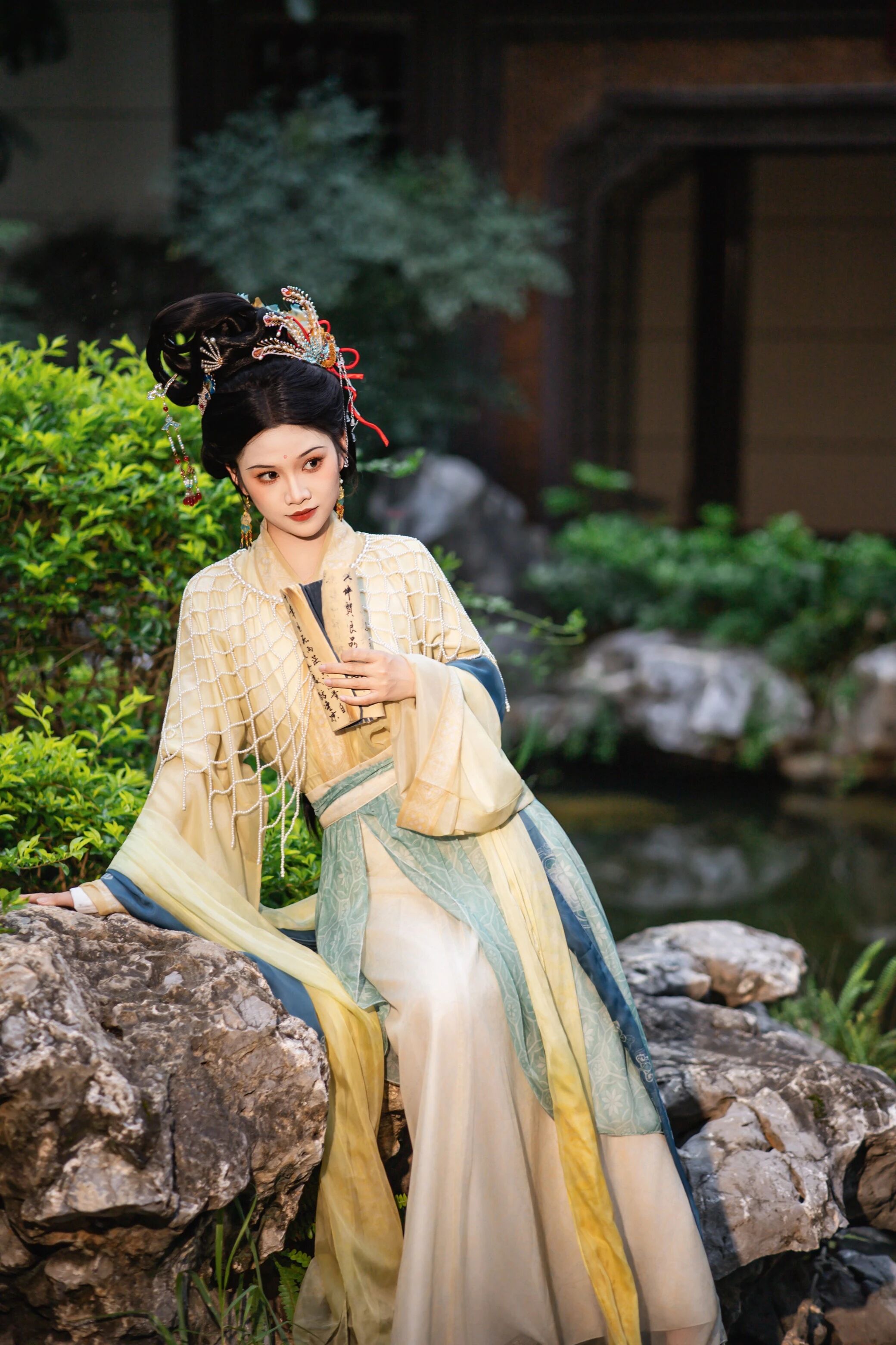 【汉服写真】神仙仕女图:一庭草木半卷清风,偷得浮生半日闲