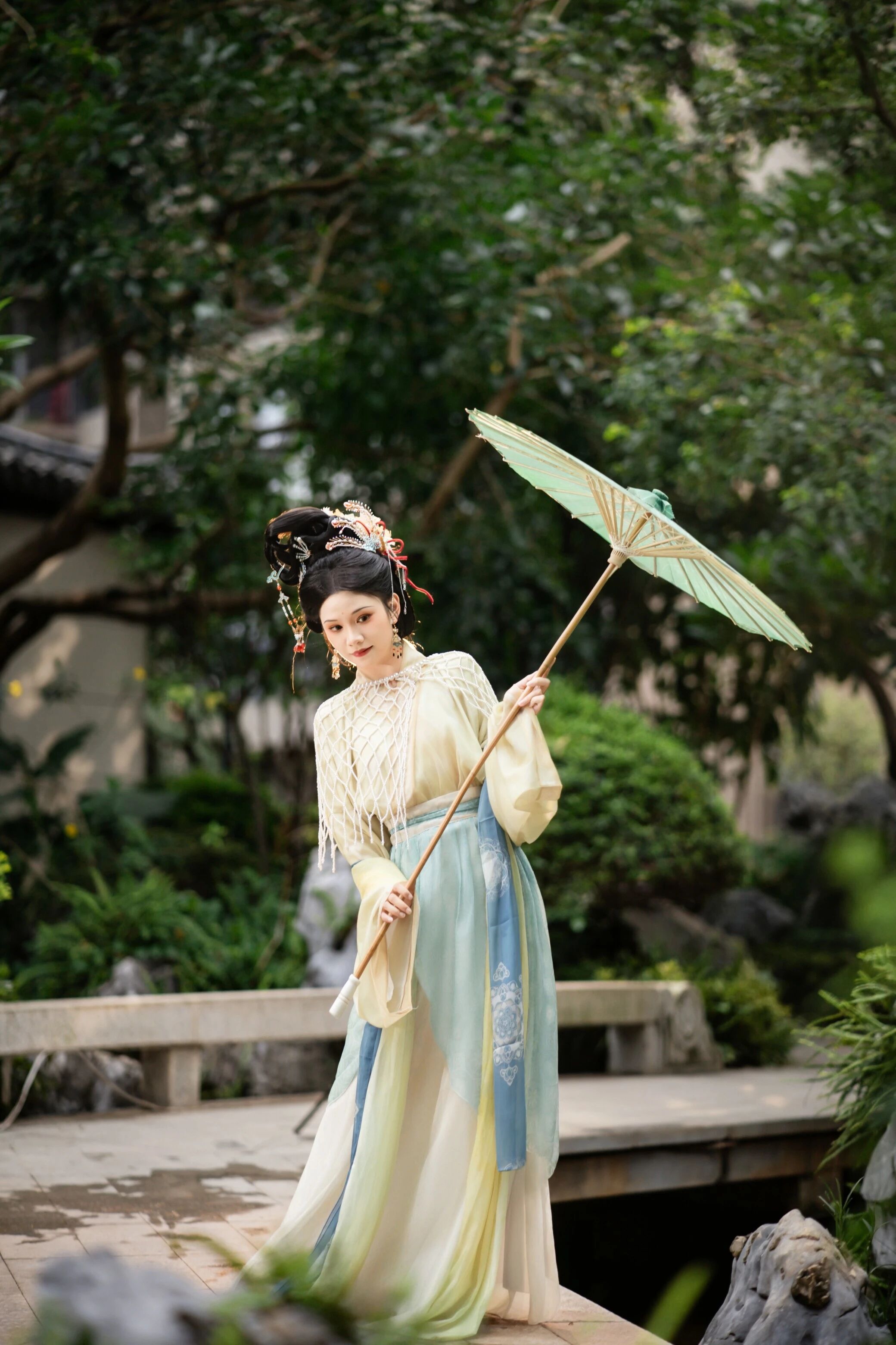 【汉服写真】神仙仕女图:一庭草木半卷清风,偷得浮生半日闲