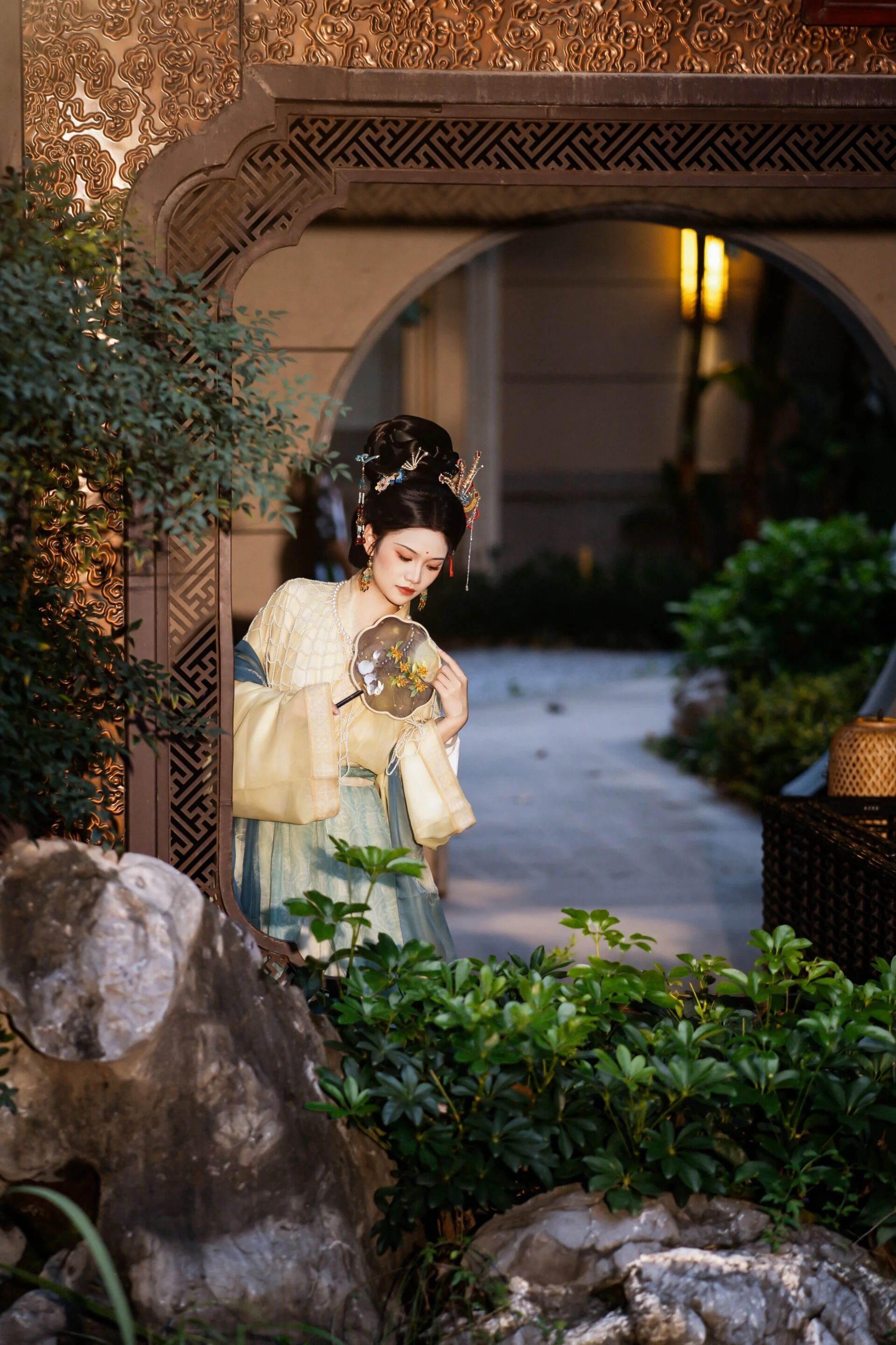 【汉服写真】神仙仕女图:一庭草木半卷清风,偷得浮生半日闲