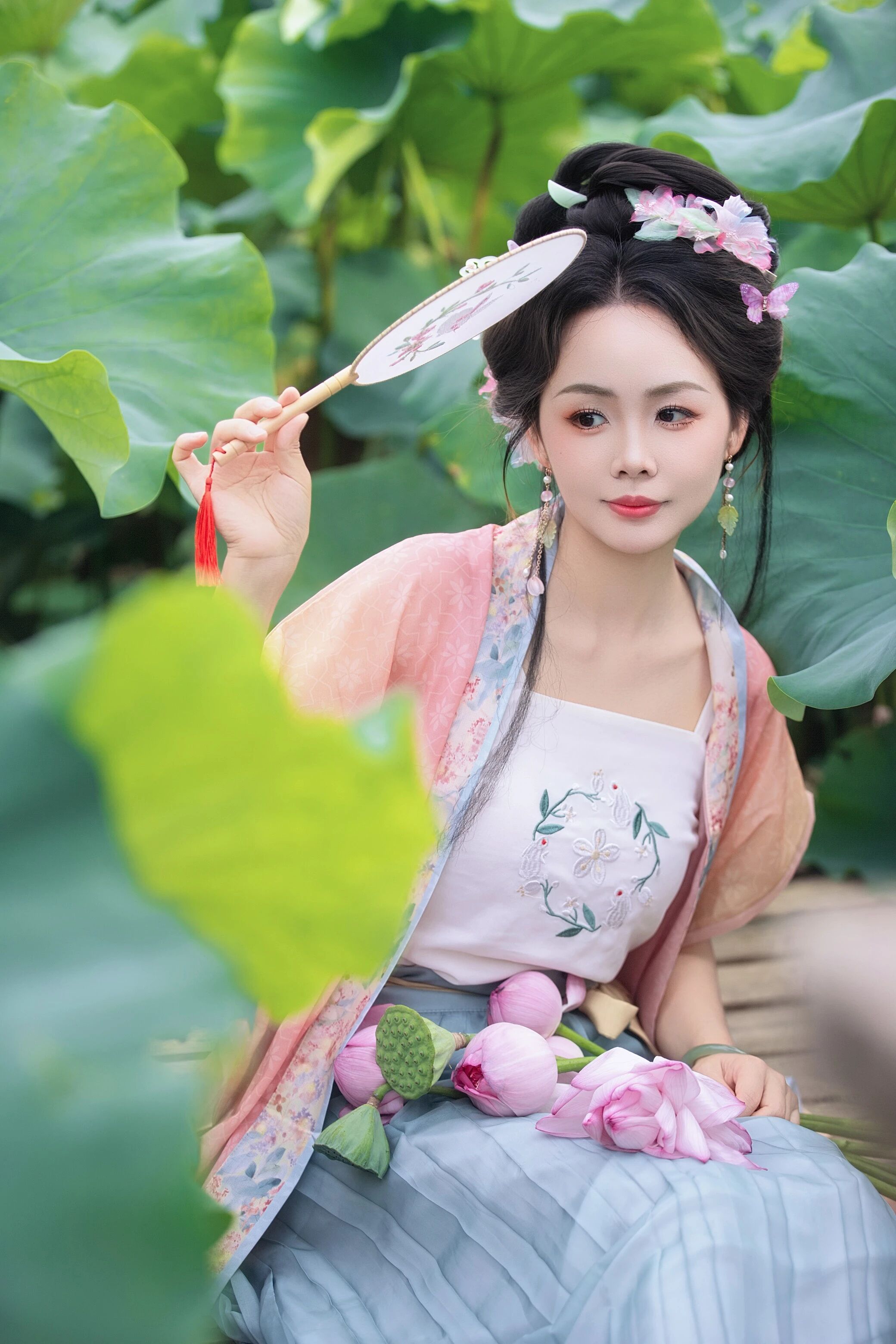 【汉服写真】宋衫碧荷:轻倚塘畔,人面芙蓉两相扬