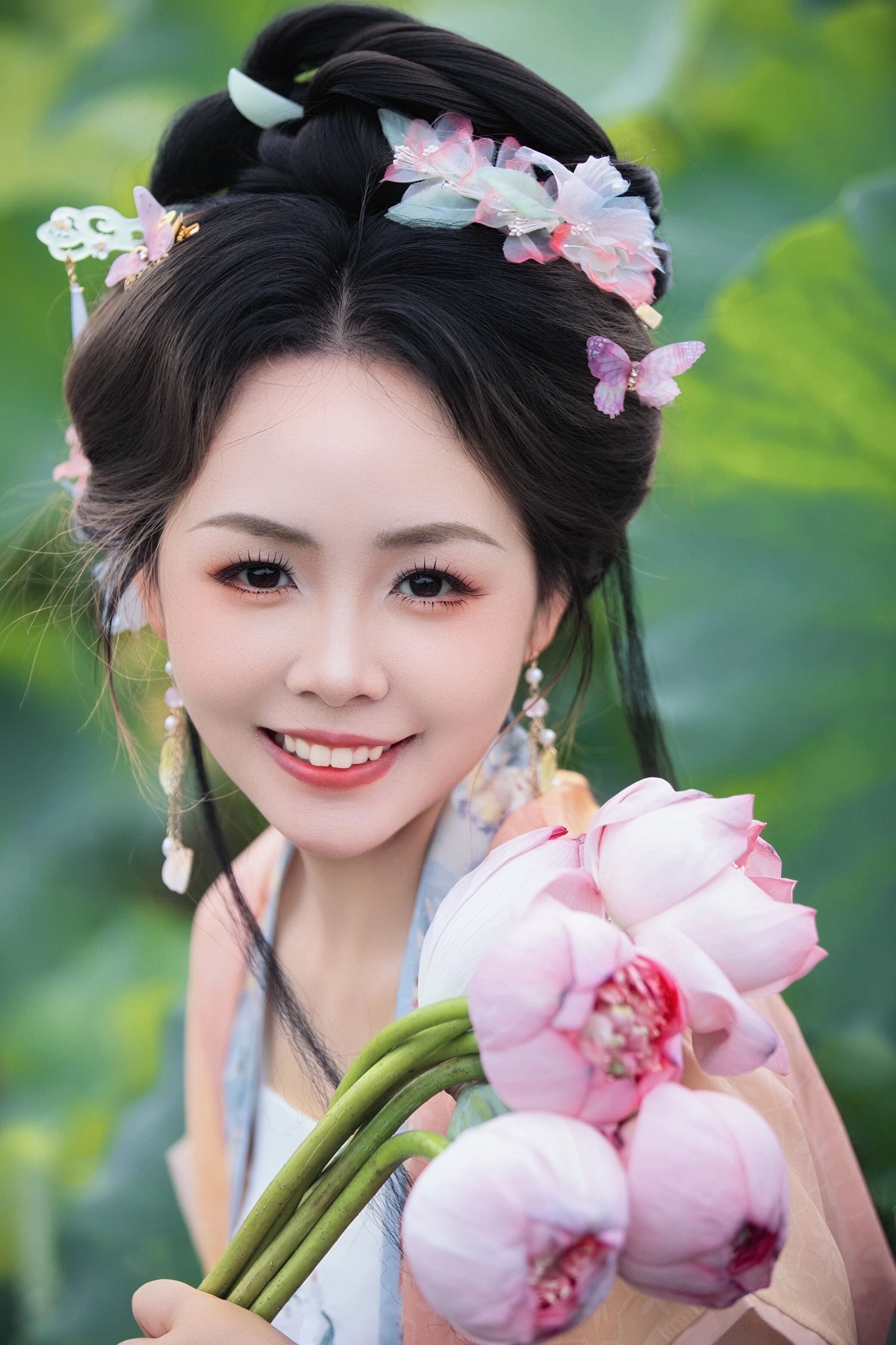 【汉服写真】宋衫碧荷:轻倚塘畔,人面芙蓉两相扬