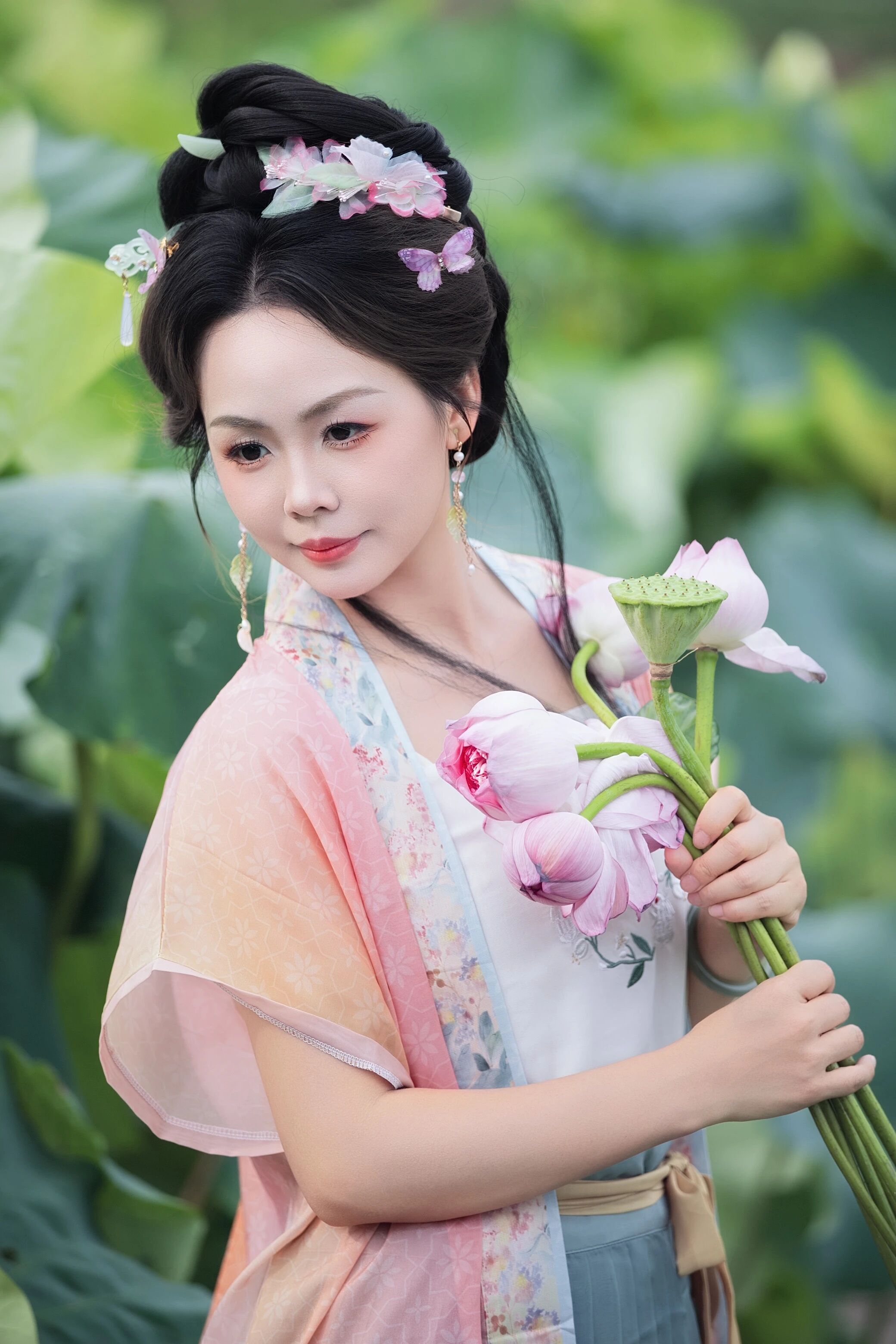【汉服写真】宋衫碧荷:轻倚塘畔,人面芙蓉两相扬