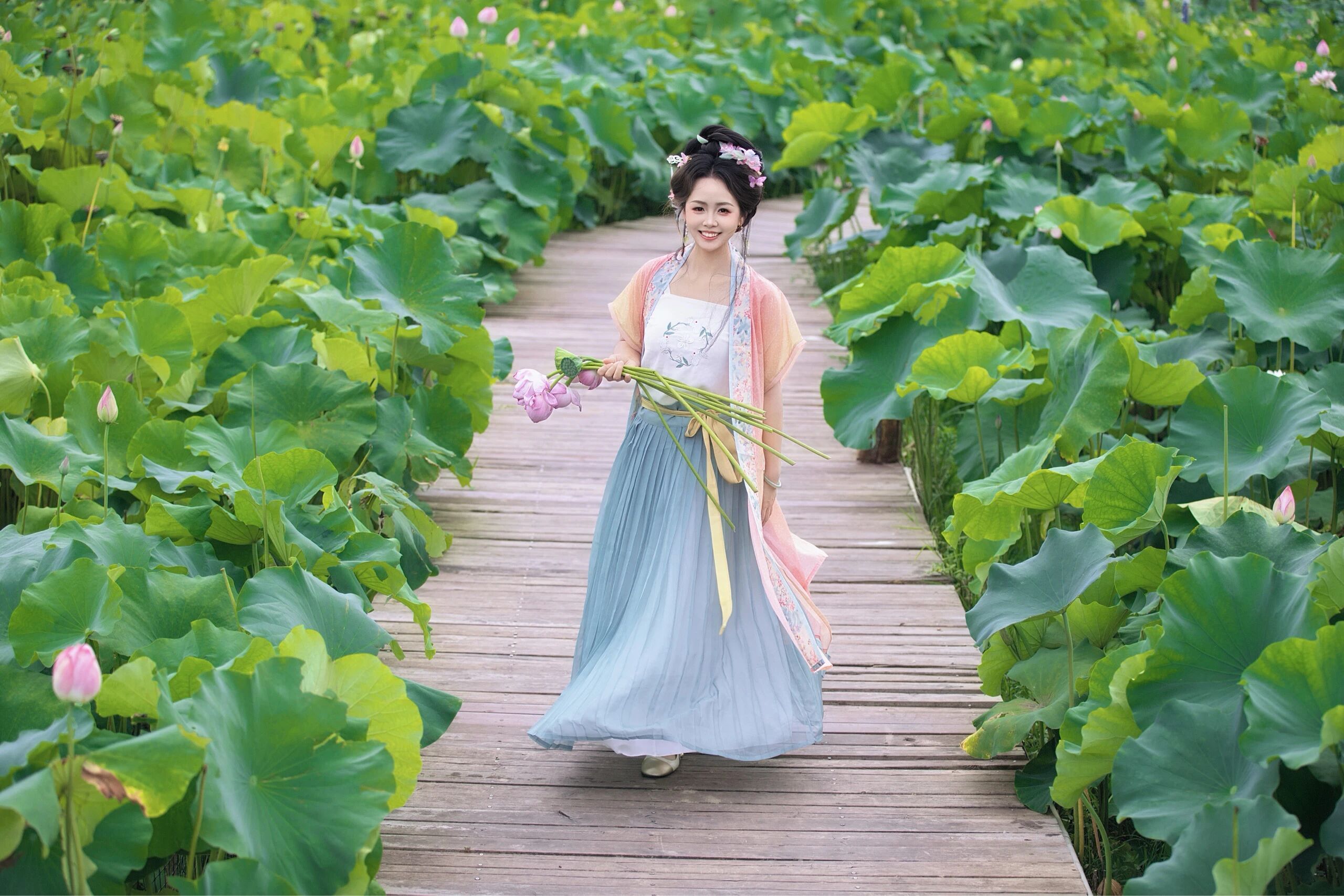 【汉服写真】宋衫碧荷:轻倚塘畔,人面芙蓉两相扬