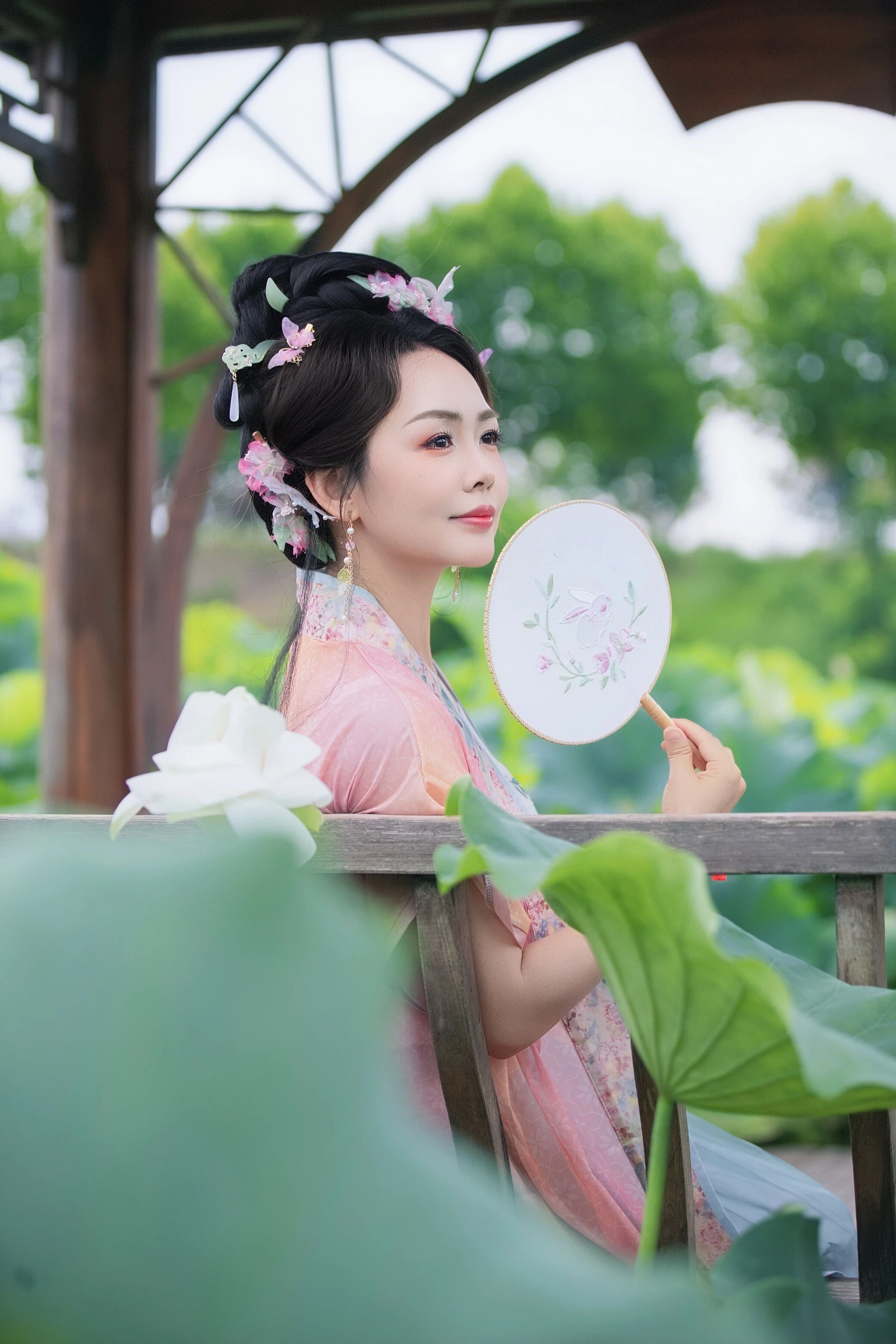 【汉服写真】宋衫碧荷:轻倚塘畔,人面芙蓉两相扬