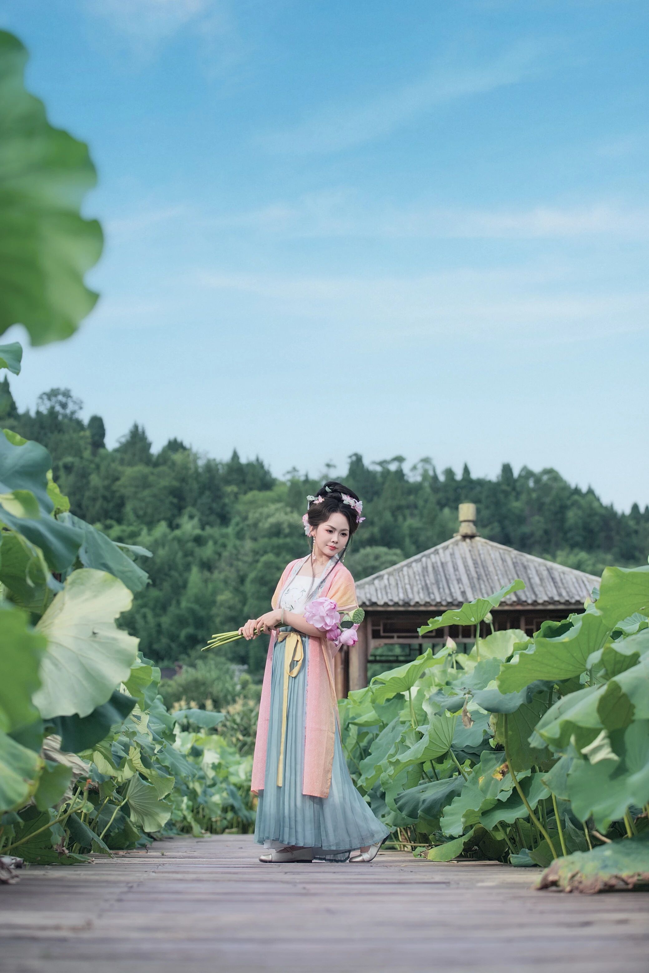 【汉服写真】宋衫碧荷:轻倚塘畔,人面芙蓉两相扬
