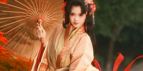 红枫石墙|浅杏大袖汉服油纸伞拍出秋日古风