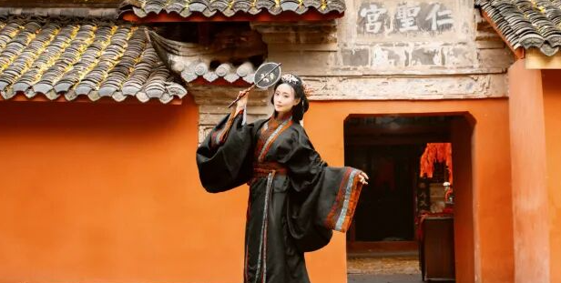 黑色战国袍+银杏红墙，在古寺里拍出宿命感东方大片