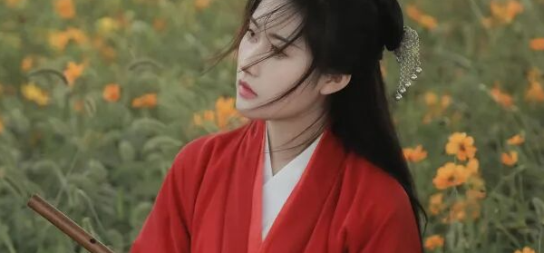 红衣汉服+长剑,在黄色花海里拍出江湖侠气感