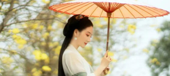 绿白汉服+黄花风铃木，5个古典姿势，拍出春日诗意感