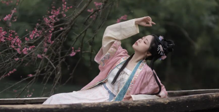 粉蓝汉服+乌篷船，在落樱水岸拍出清冷江南感