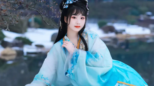 蓝色渐变汉服+手提灯笼，雪景湖边拍出清冷冬日古风感