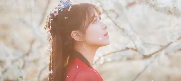 红色汉服+梨花林，5个姿势拍出清冷古风氛围感