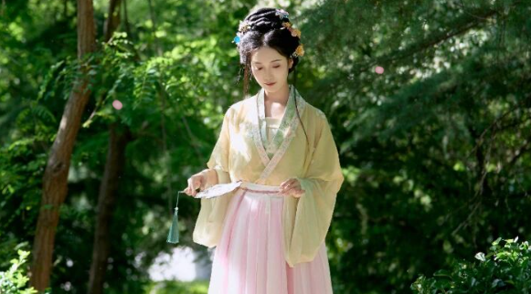 佳人入画来：汉服写真里的眉目流转，一帧一幅皆丹青