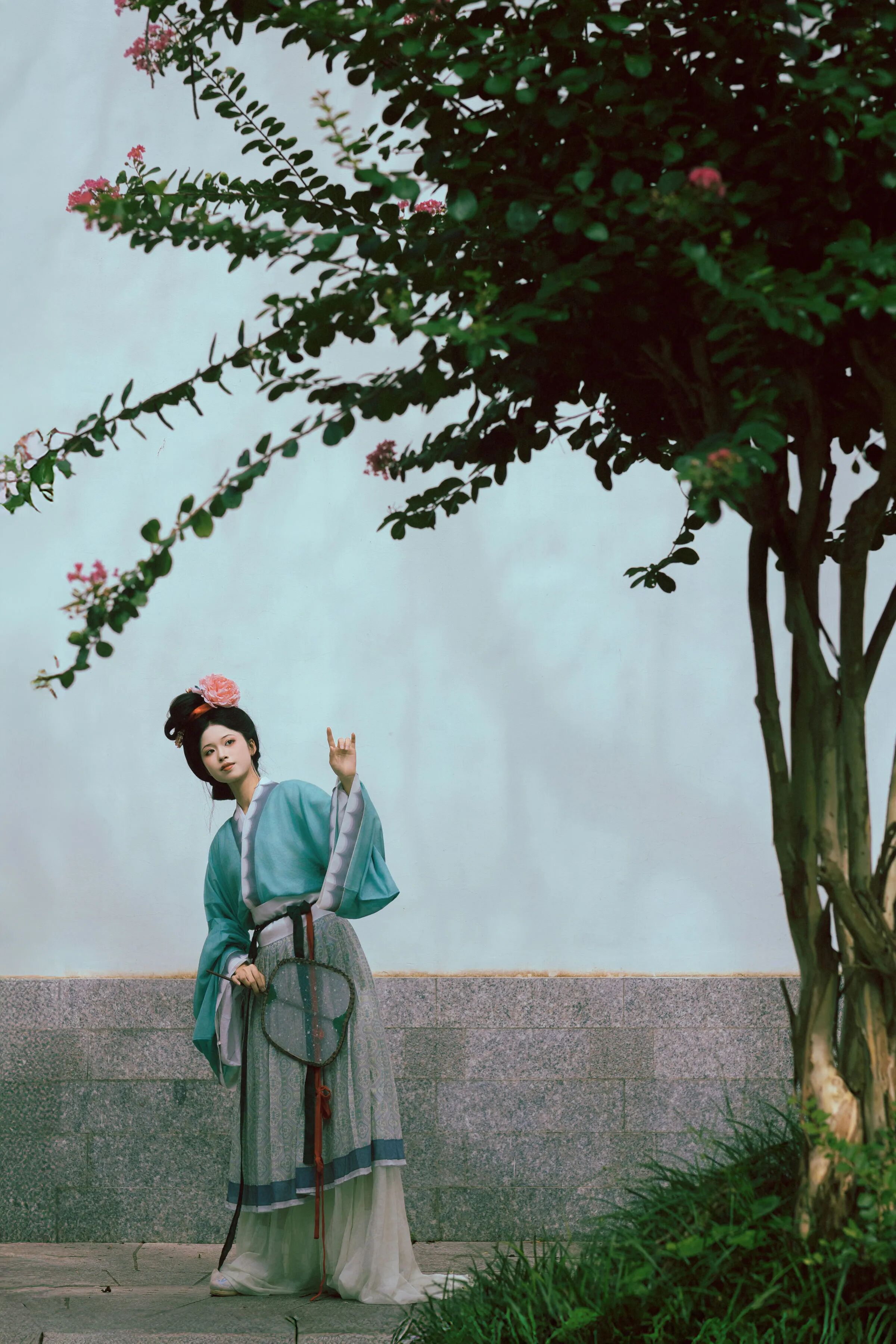 白墙仰拍,团扇轻垂探花
