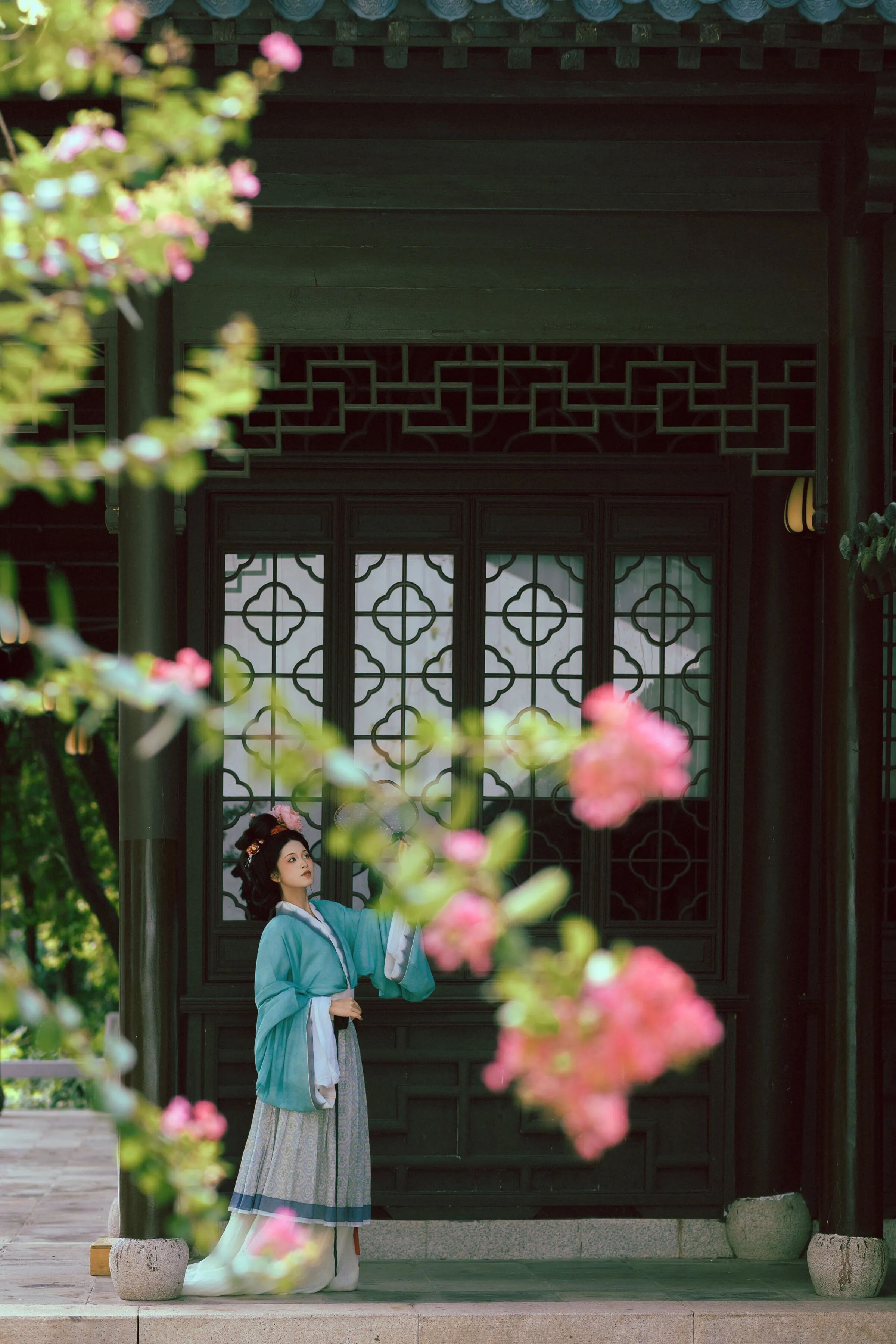 团扇贴腹,花枝为前景