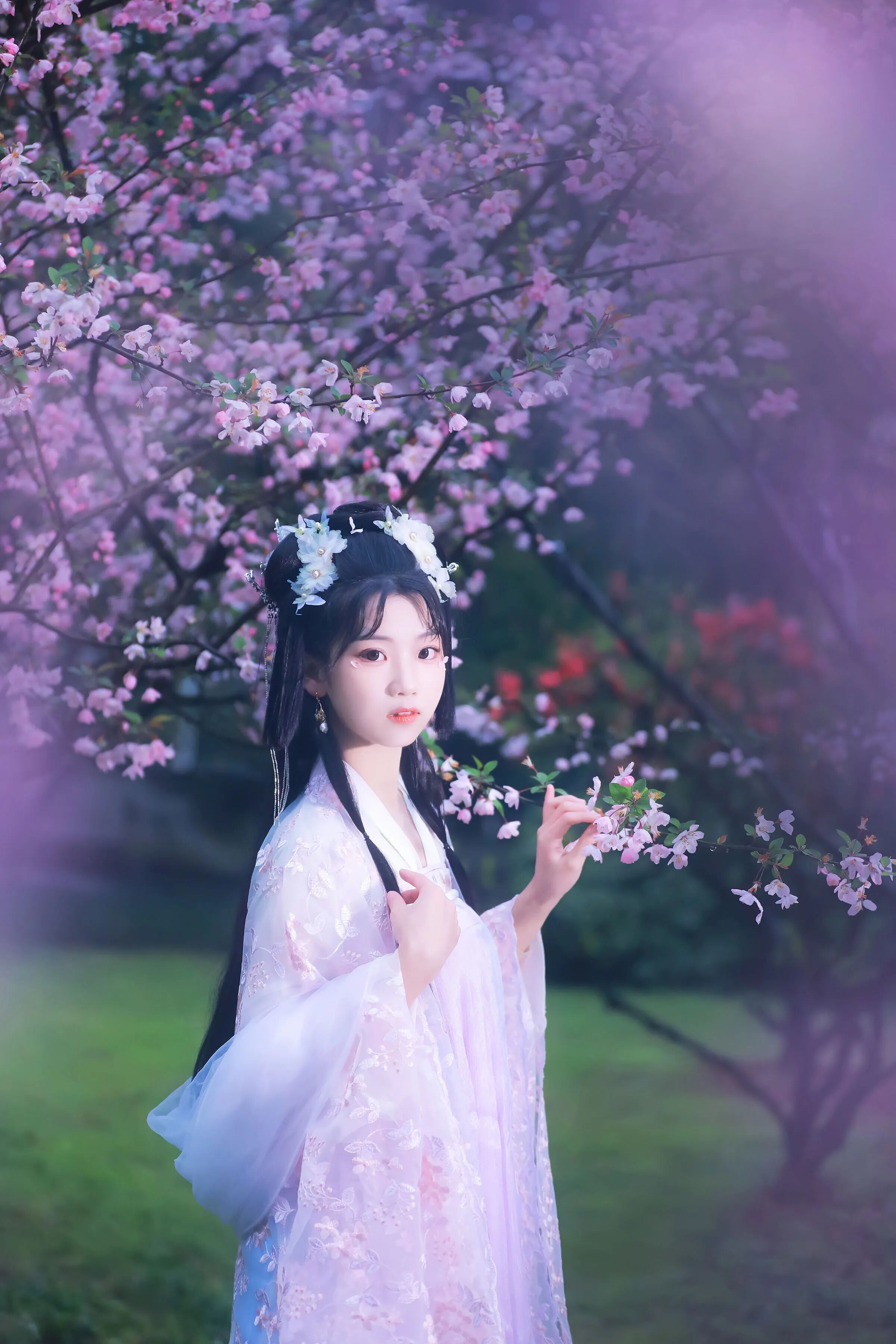 姿势 04|侧身扶枝,画面留白