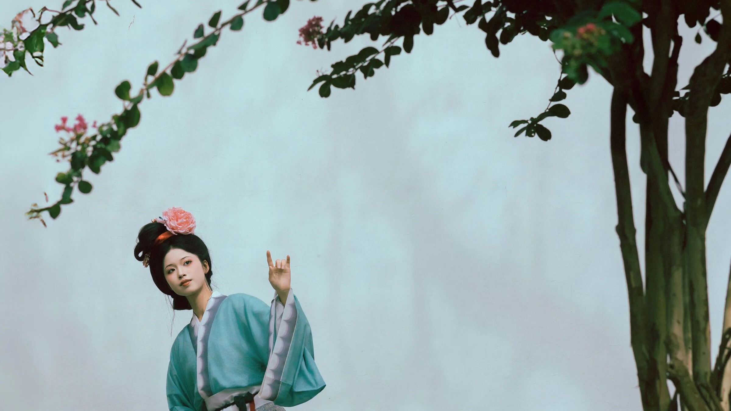 【汉服写真】灰蓝汉服配紫薇 古建前庭摆姿有方