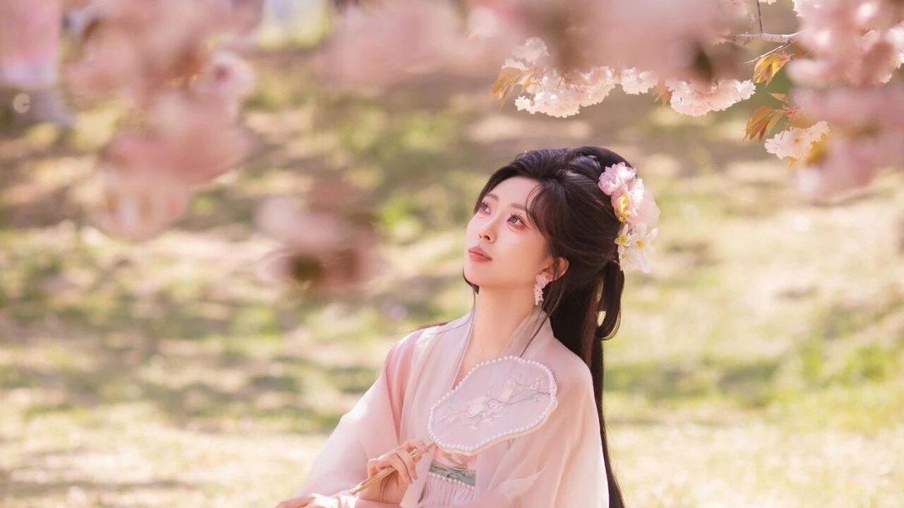 【汉服写真】执扇粉裳惹春风 浅粉国风入画来