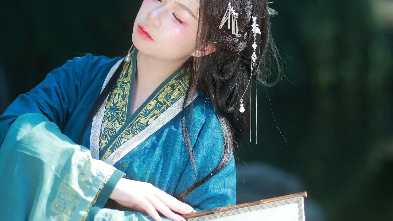 【汉服写真】先秦一梦广袖揽碎金 青龙寺下衣袂生辉