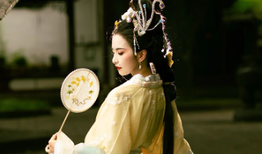 【汉服写真】庭院深几许 绿意漫成诗里衣香